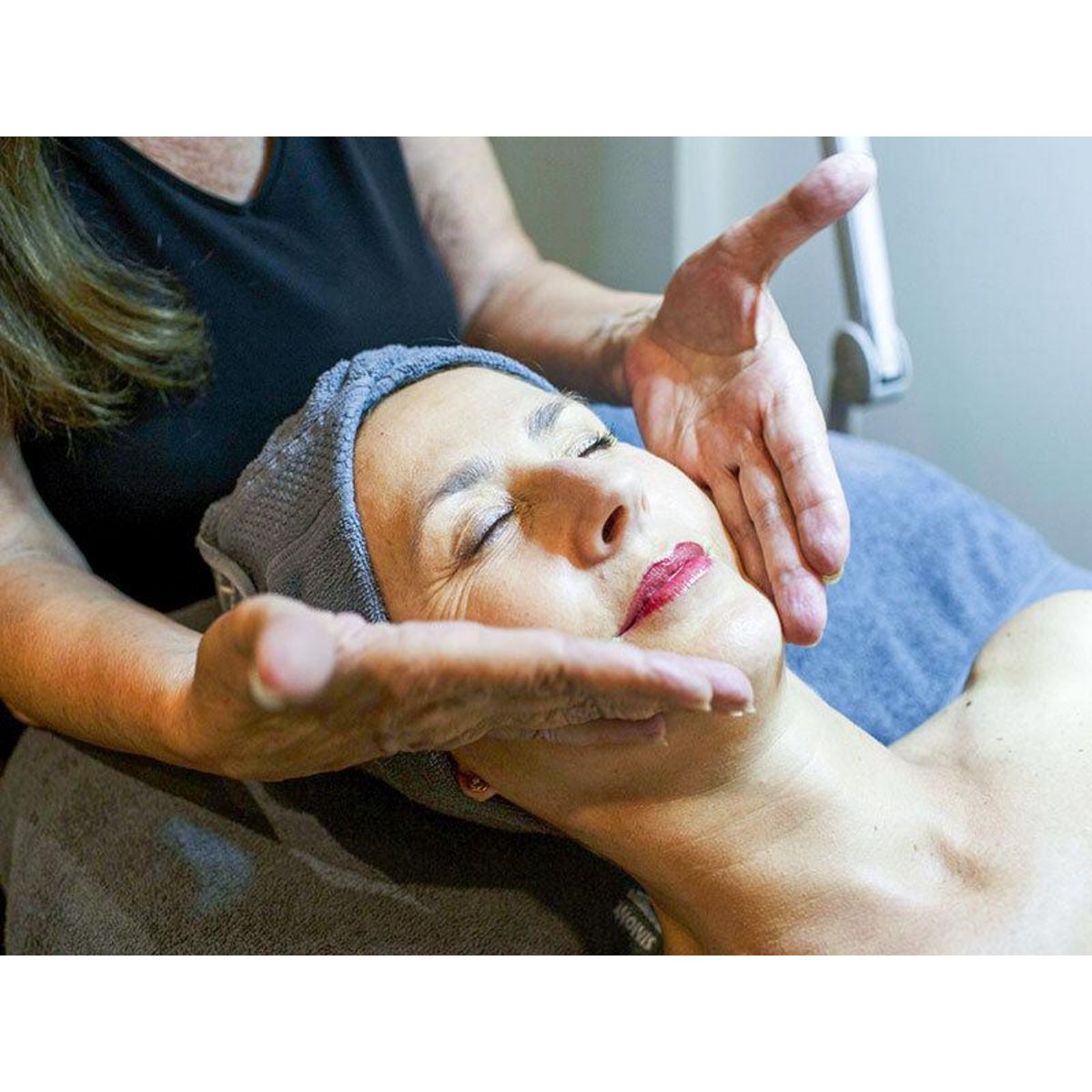 Smartbox Soin nourrissant du visage d'1h15 avec examen de peau en institut à Bordeaux - Coffret Cadeau Bien-être