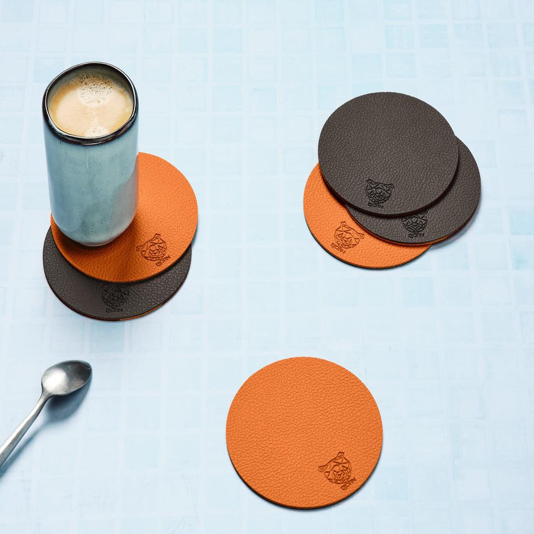 Voir la diapositive 2 : BJORN Sous-verre rond réversible - 6 pièces - cuir recyclé orange et chocolat