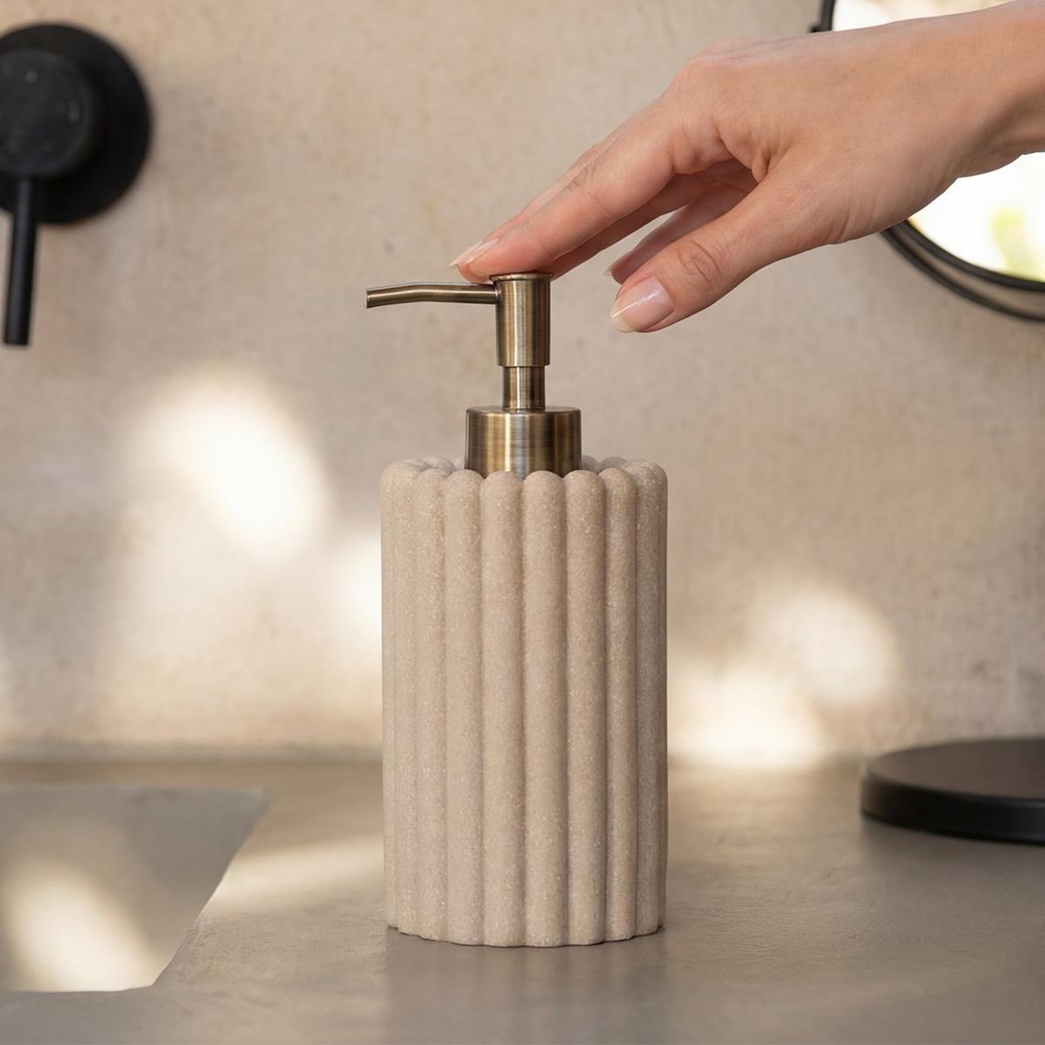 Voir la diapositive 2 : MAISON AUBERTIN Distributeur savon resine beige lugano