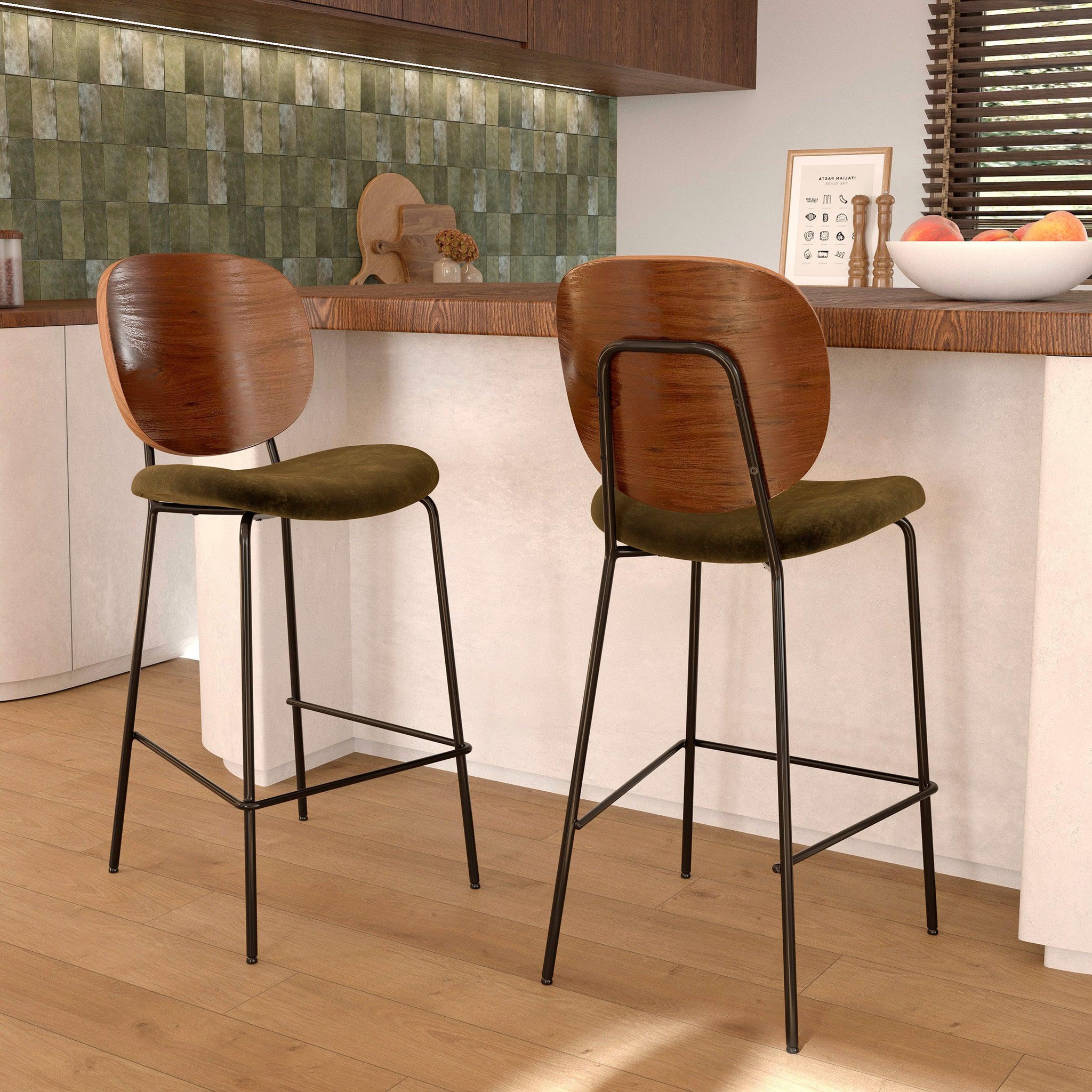 Voir la diapositive 2 : MAISON PAVANE Lot de 2 chaises pour îlot central 65,5 cm en velours vert kaki-simone