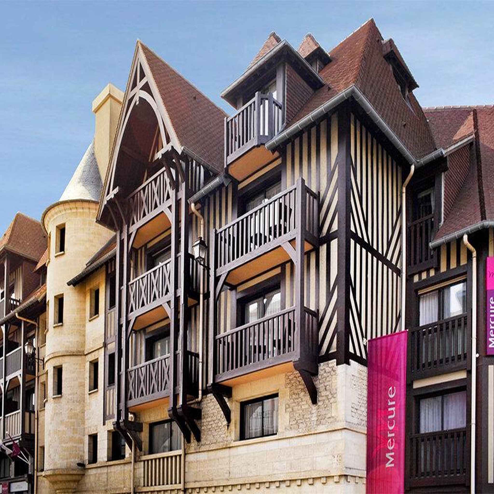 Voir la diapositive 2 : Smartbox Séjour de charme en normandie : 2 jours à deauville en hôtel mercure 4* en duo - coffret cadeau séjour