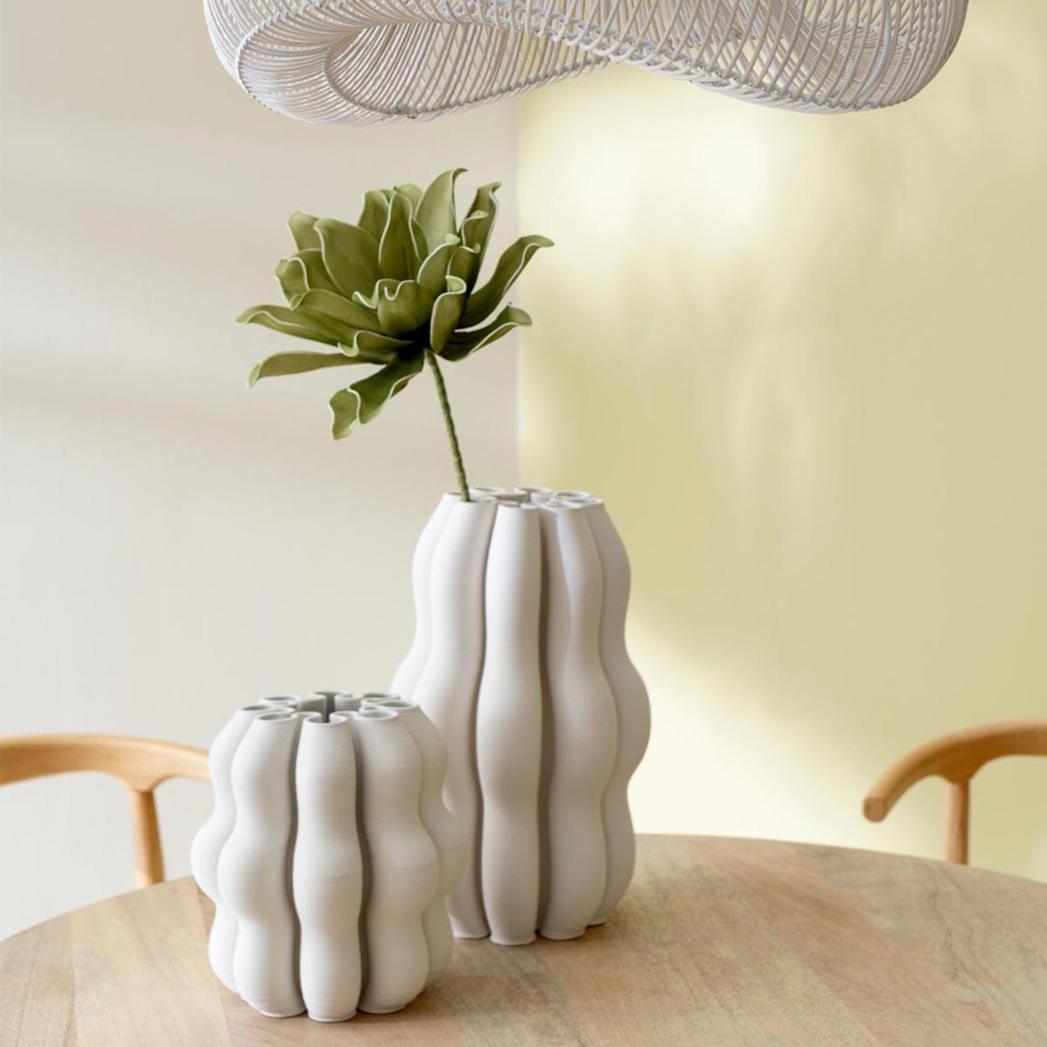 Voir la diapositive 3 : J-LINE Vase design en céramique  naos  40cm beige