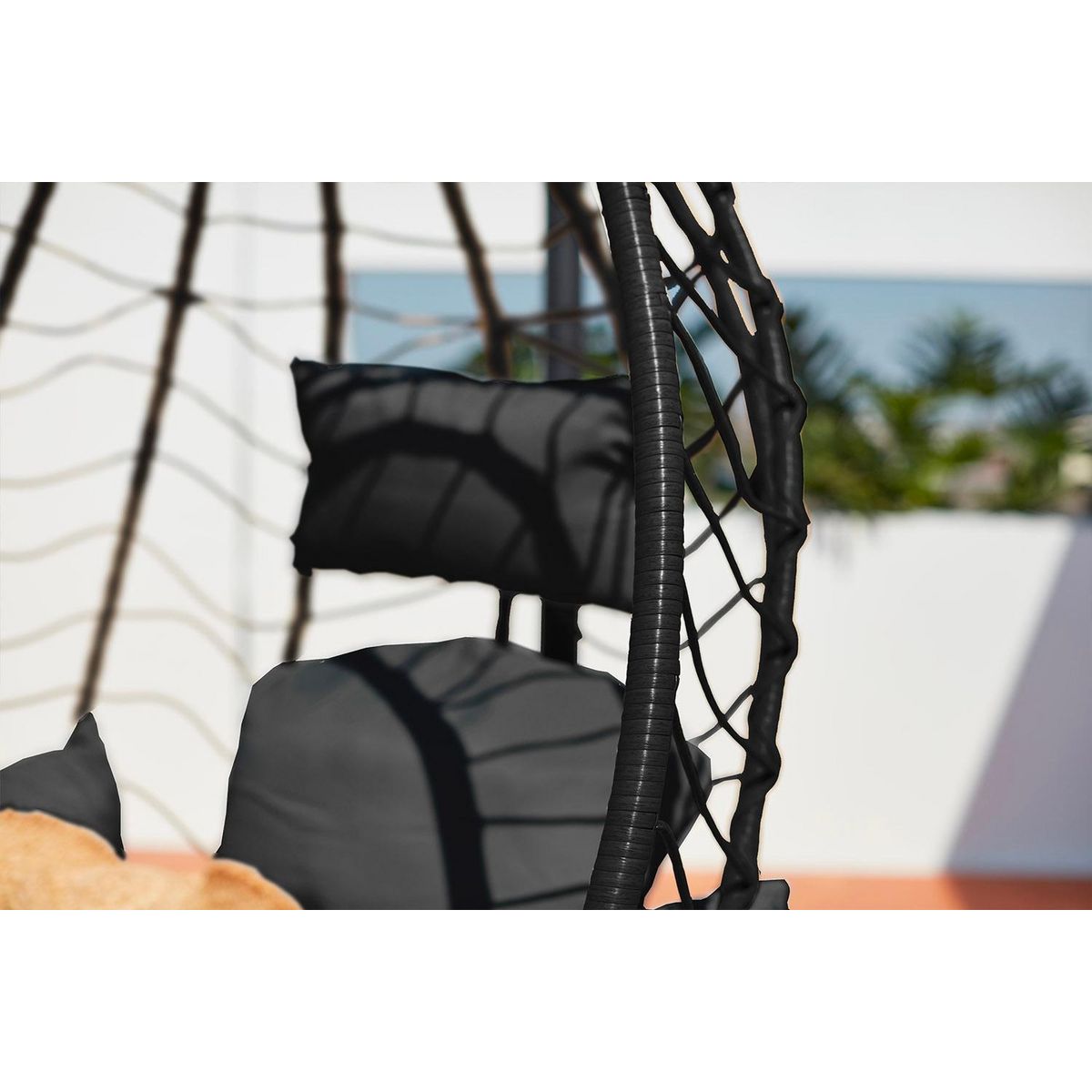 CONCEPT USINE Fauteuil suspendu en résine effet rotin noir LIMA