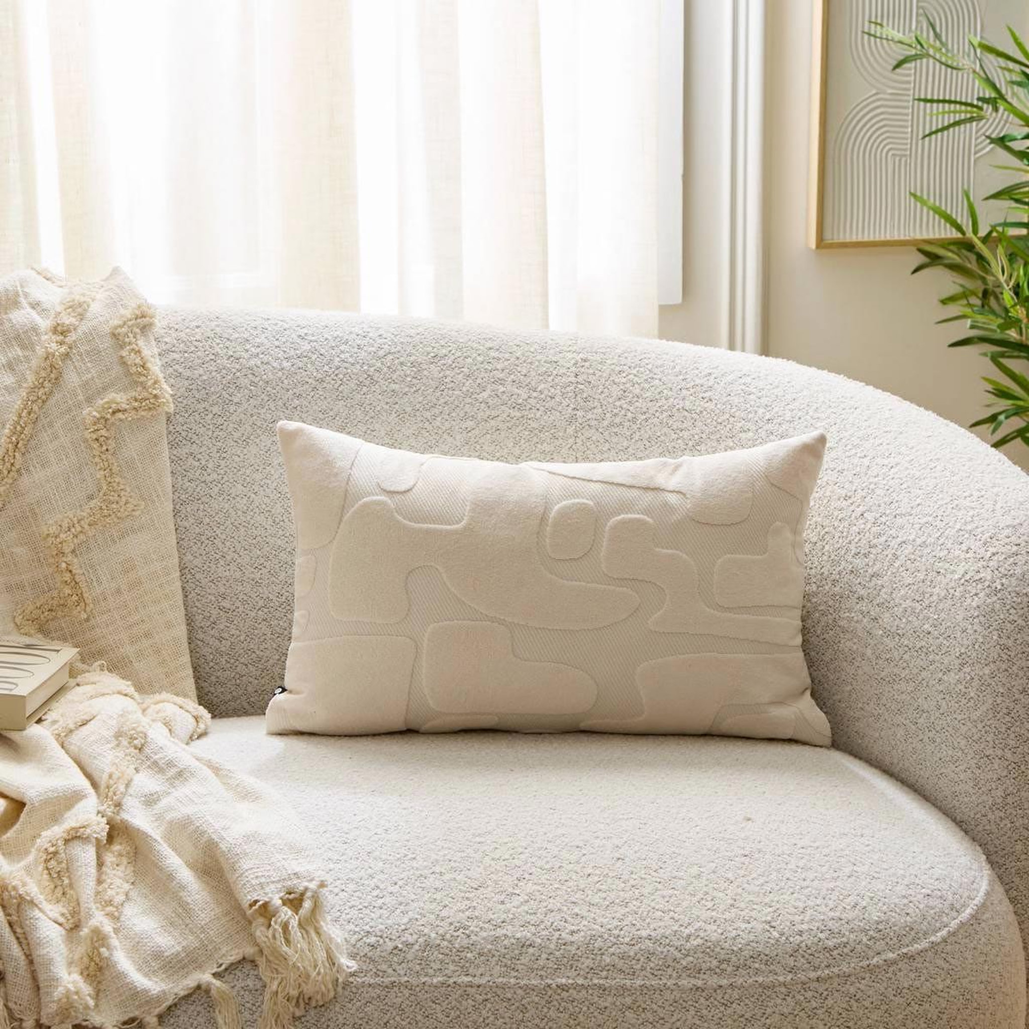 Voir la diapositive 3 : ATMOSPHERA Coussin déco relief  delor  30x50cm blanc