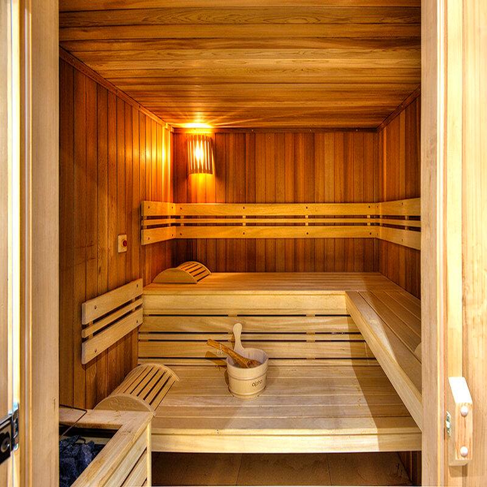 Voir la diapositive 3 : Smartbox 2 jours en suite en hôtel 4* avec champagne, modelage et accès à l'espace bien-être à cannes - coffret cadeau séjour