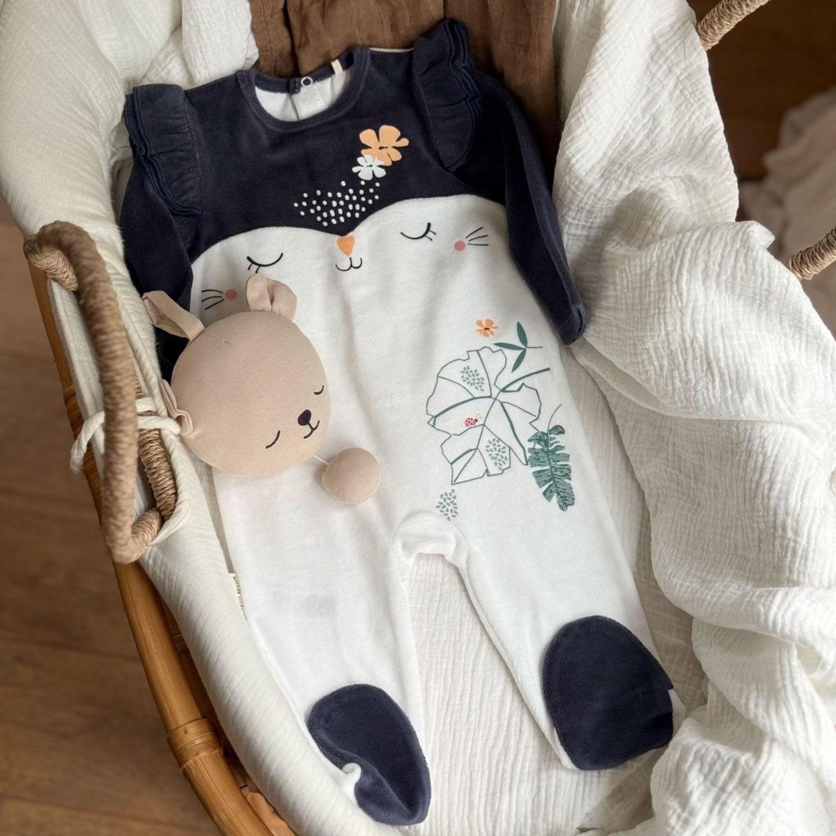 Petit Béguin Pyjama bébé en velours Holamuchacha