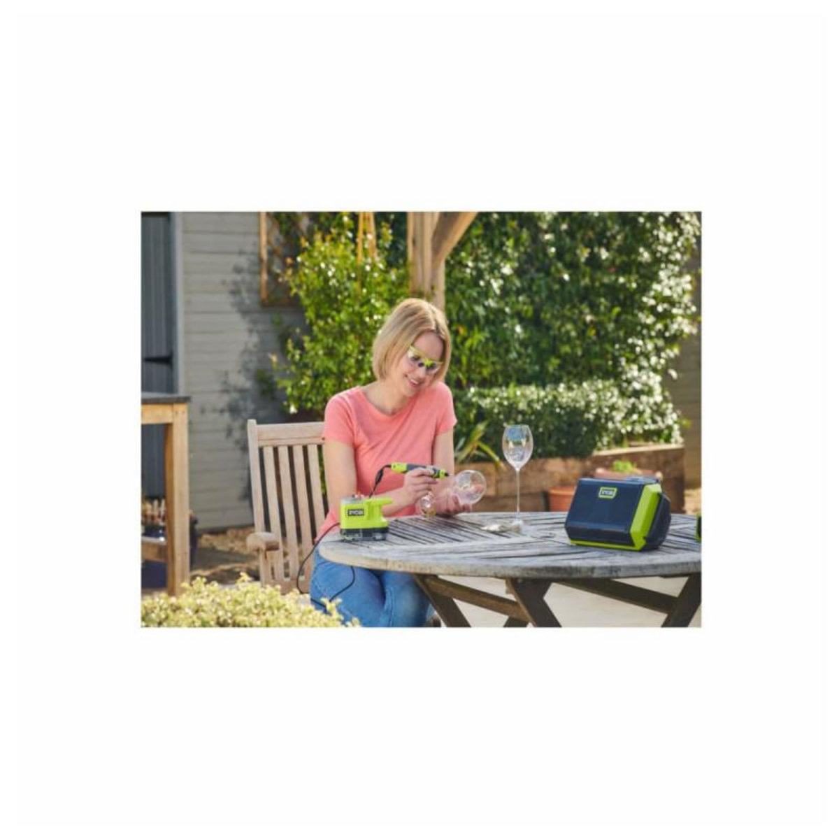 Ryobi Pack RYOBI - Mini outil multifonction 18V One+ - 1 batterie - 2,0Ah - 1 chargeur rapide