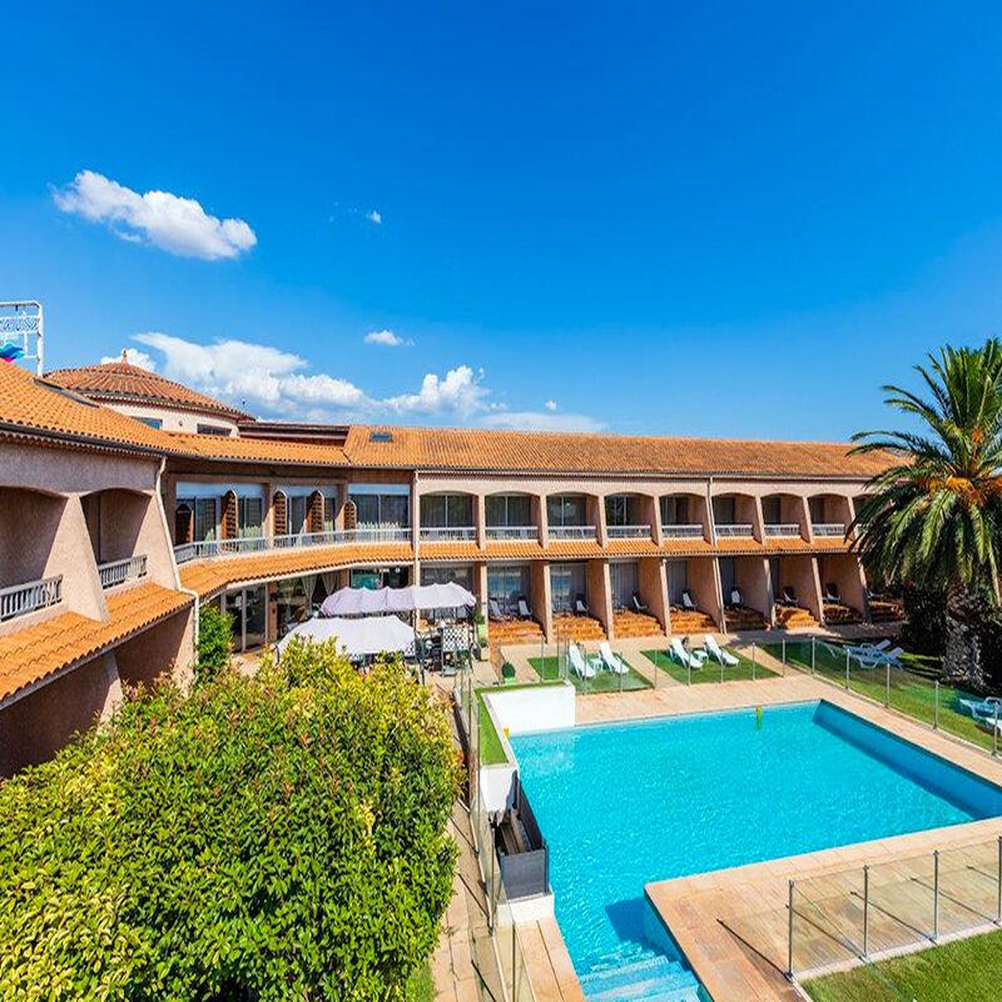 Voir la diapositive 4 : Smartbox Escapade ensoleillée en famille : 3 jours en chambre duplex près de toulon - coffret cadeau séjour