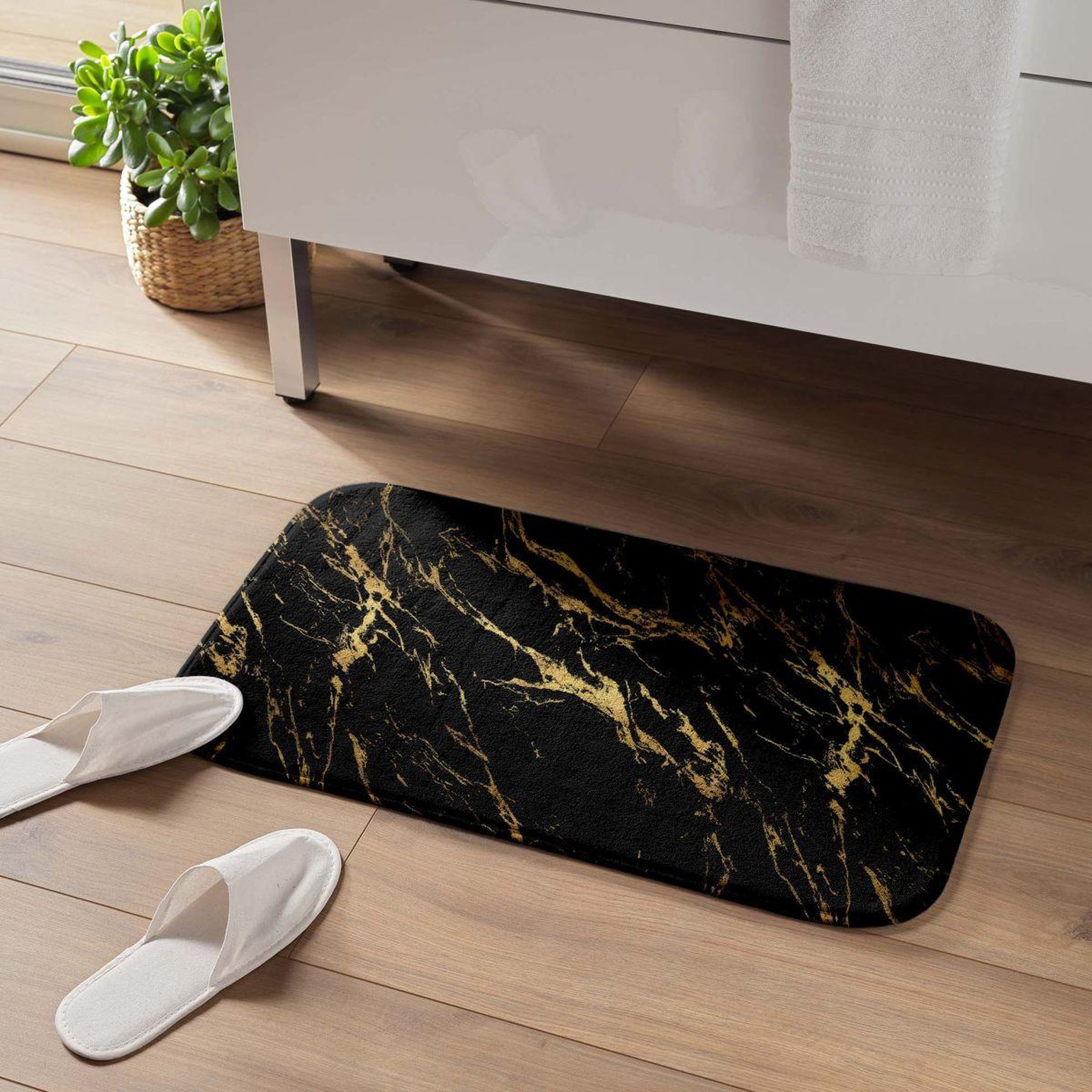 Voir la diapositive 5 : Douceur d'Intérieur Tapis de bain imprimé  aquamarbre  45x75cm noir & or
