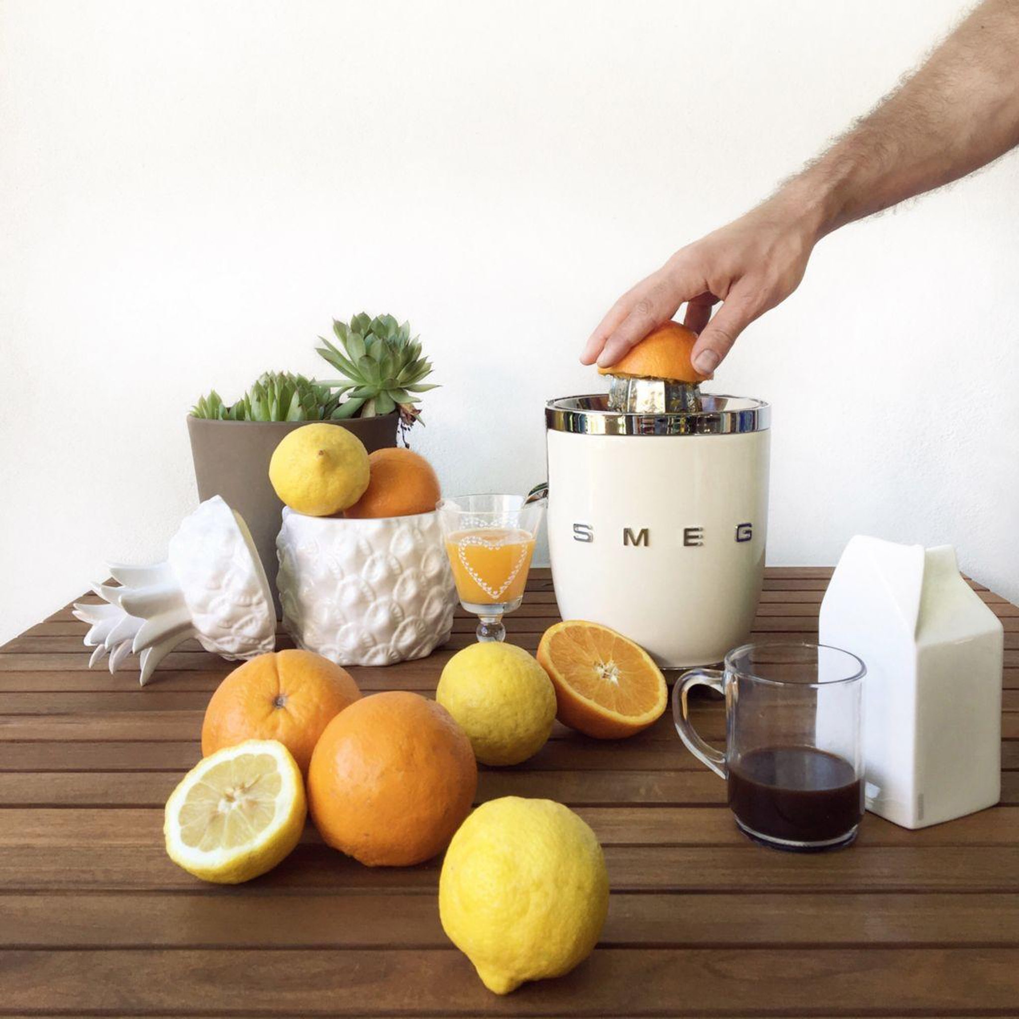 Voir la diapositive 4 : SMEG Presse-agrumes cjf11creu crème