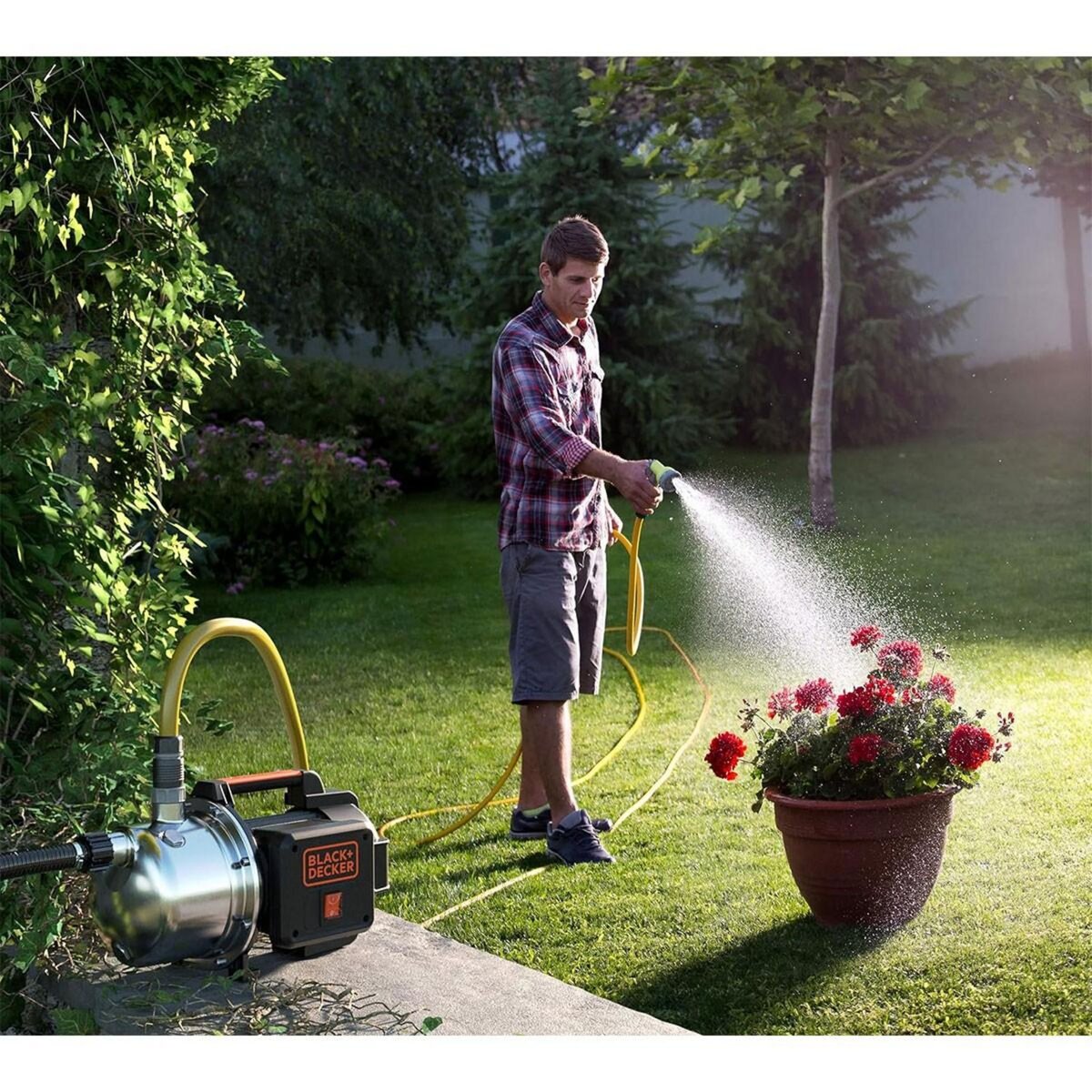 Black et Decker Pompe d'arrosage auto-amorçante eaux claires 1100W 4.5 bar 230V Moteur induction BLACK & DECKER