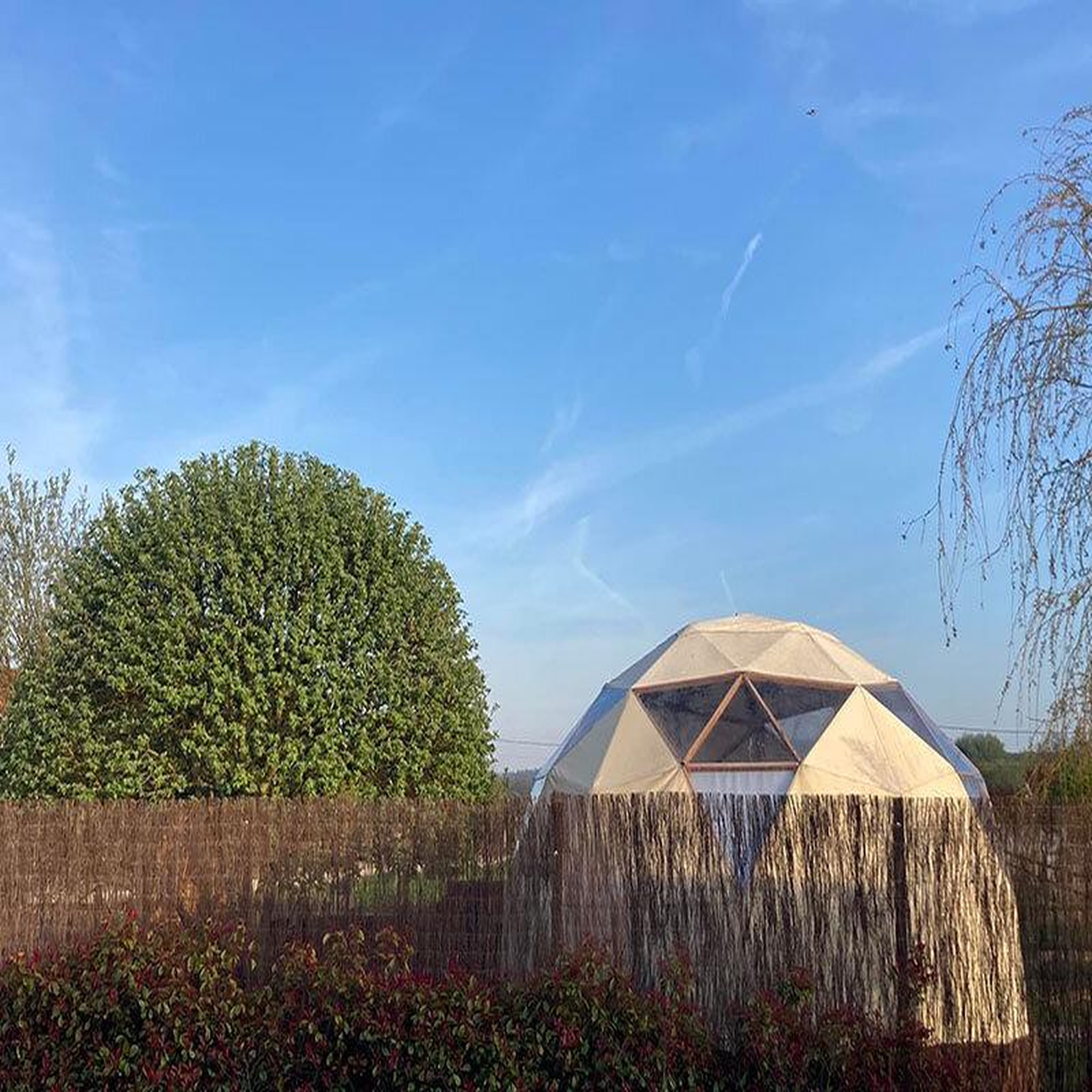 Voir la diapositive 2 : Smartbox Séjour insolite de 2 jours en famille dans un dôme avec bain finlandais près de calais - coffret cadeau séjour