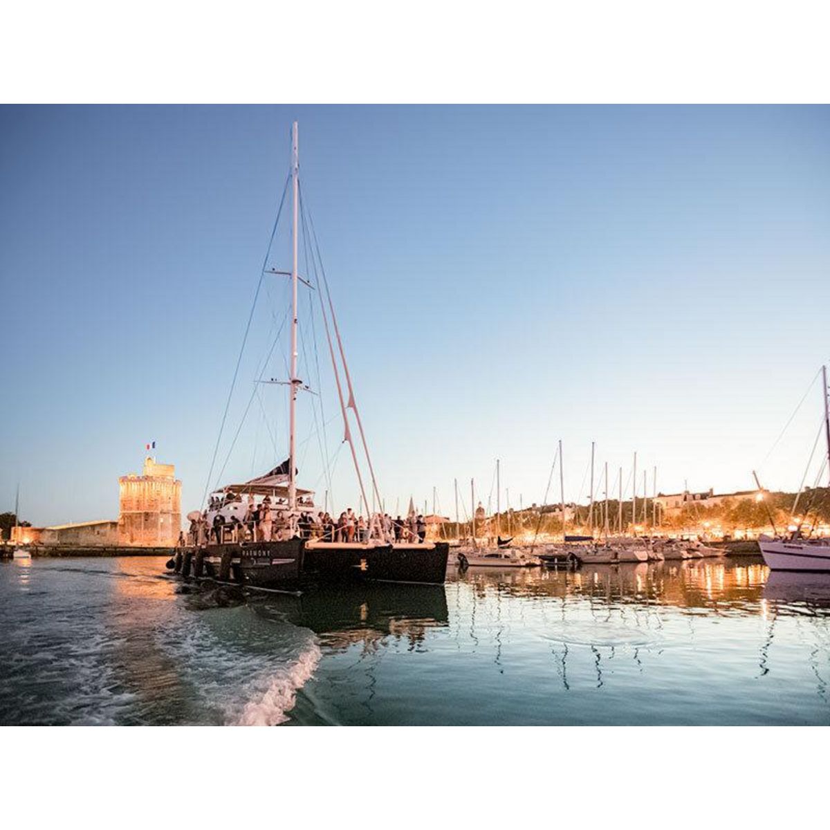 Smartbox Balade en catamaran pour 2 adultes et 1 enfant depuis La Rochelle au coucher du soleil - Coffret Cadeau Sport & Aventure