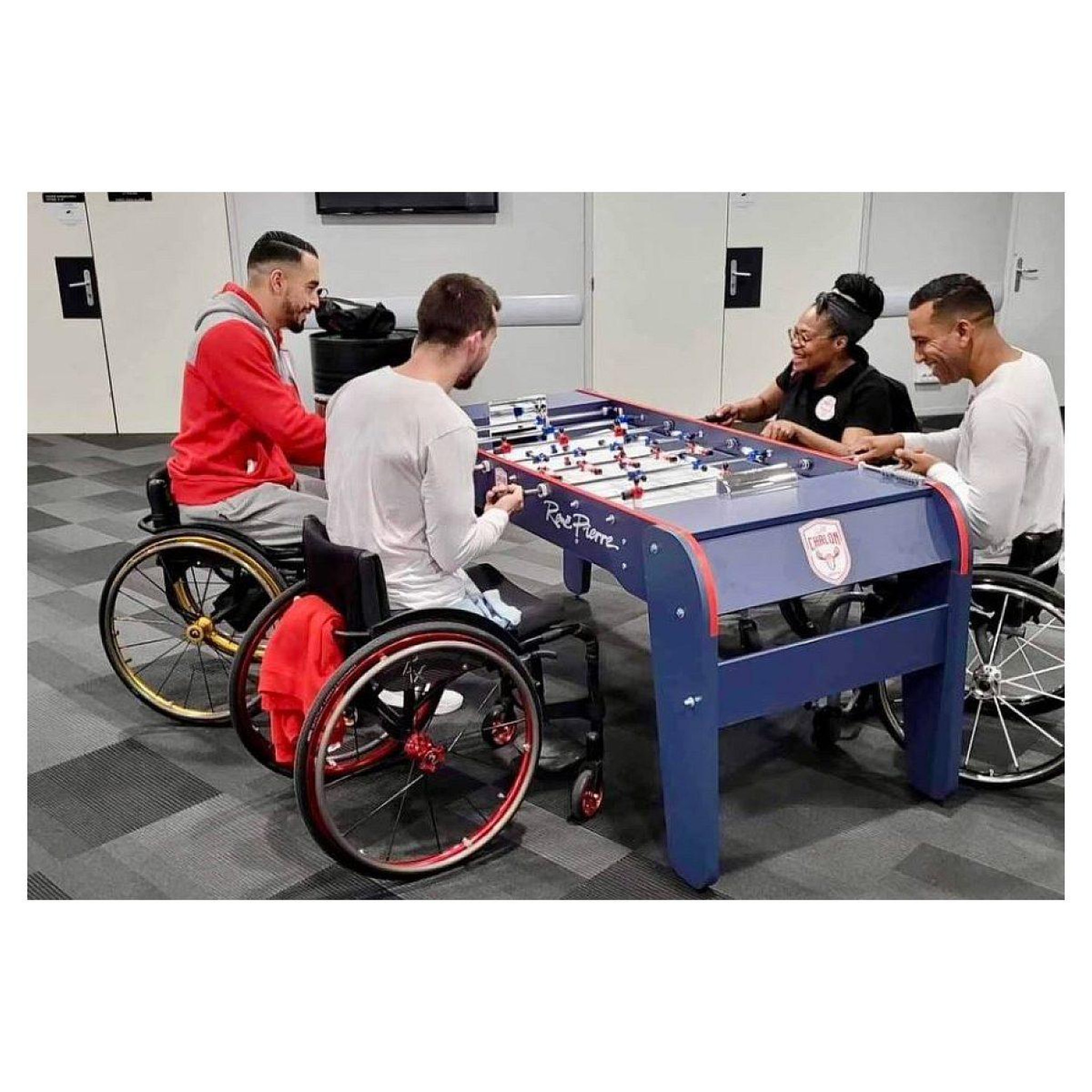 Voir la diapositive 3 : RENE PIERRE Babyfoot arena pmr bleu marine