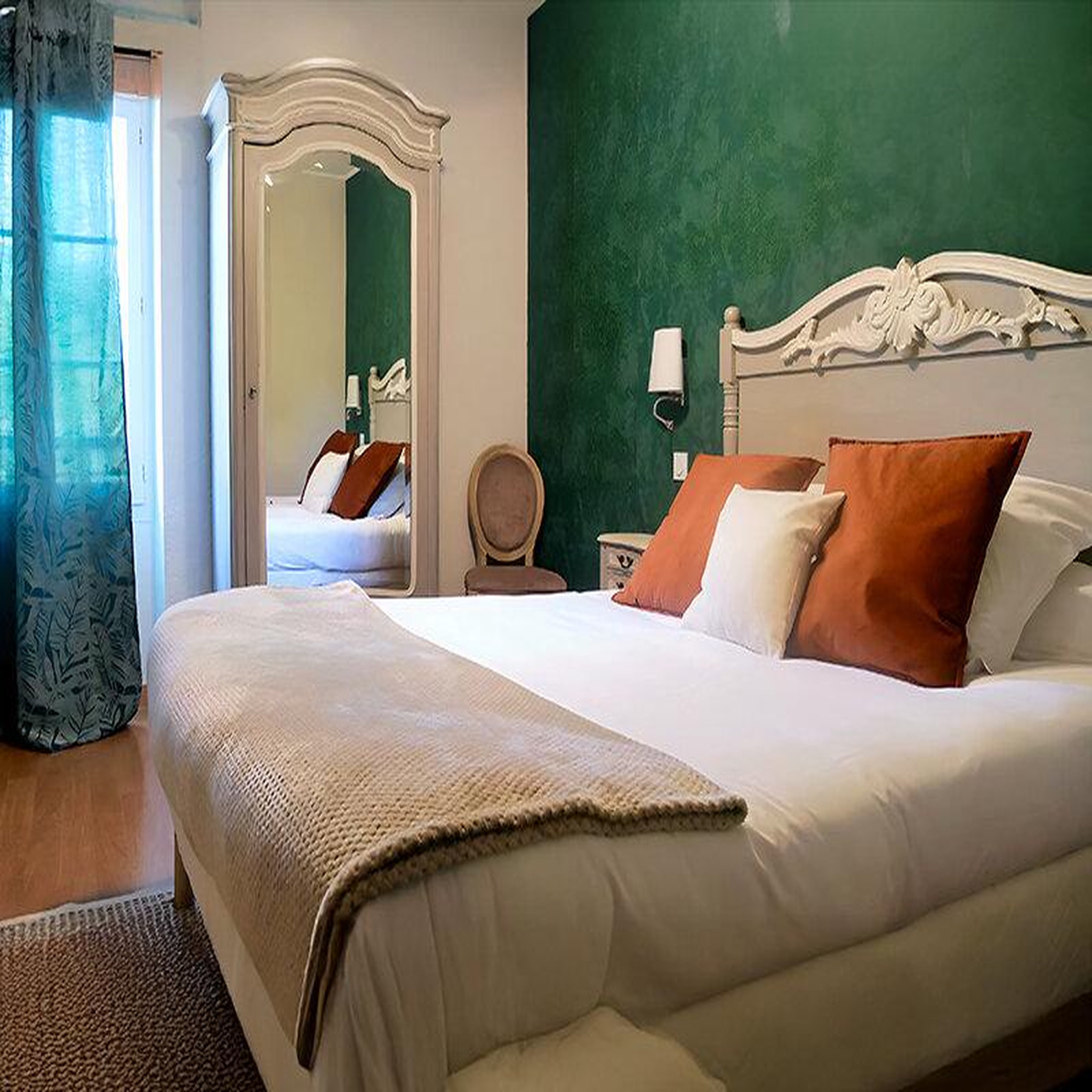 Voir la diapositive 2 : Smartbox Séjour 1 nuit dans un chateau en gironde avec 30min de massage en duo - coffret cadeau séjour
