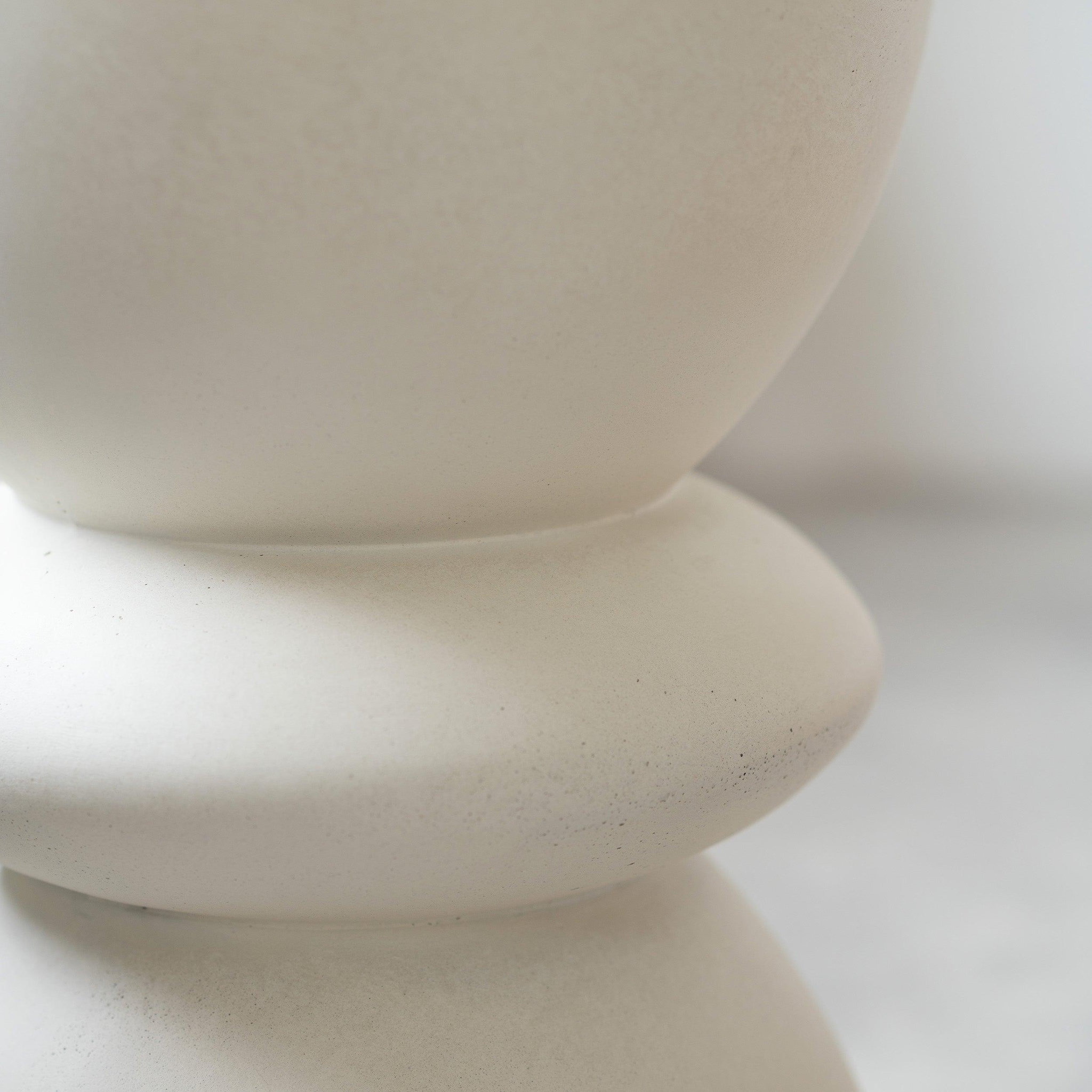 Voir la diapositive 6 : MAISON PAVANE Table d'appoint ronde blanche en fibre d'argile effet béton d35 cm-maupiti
