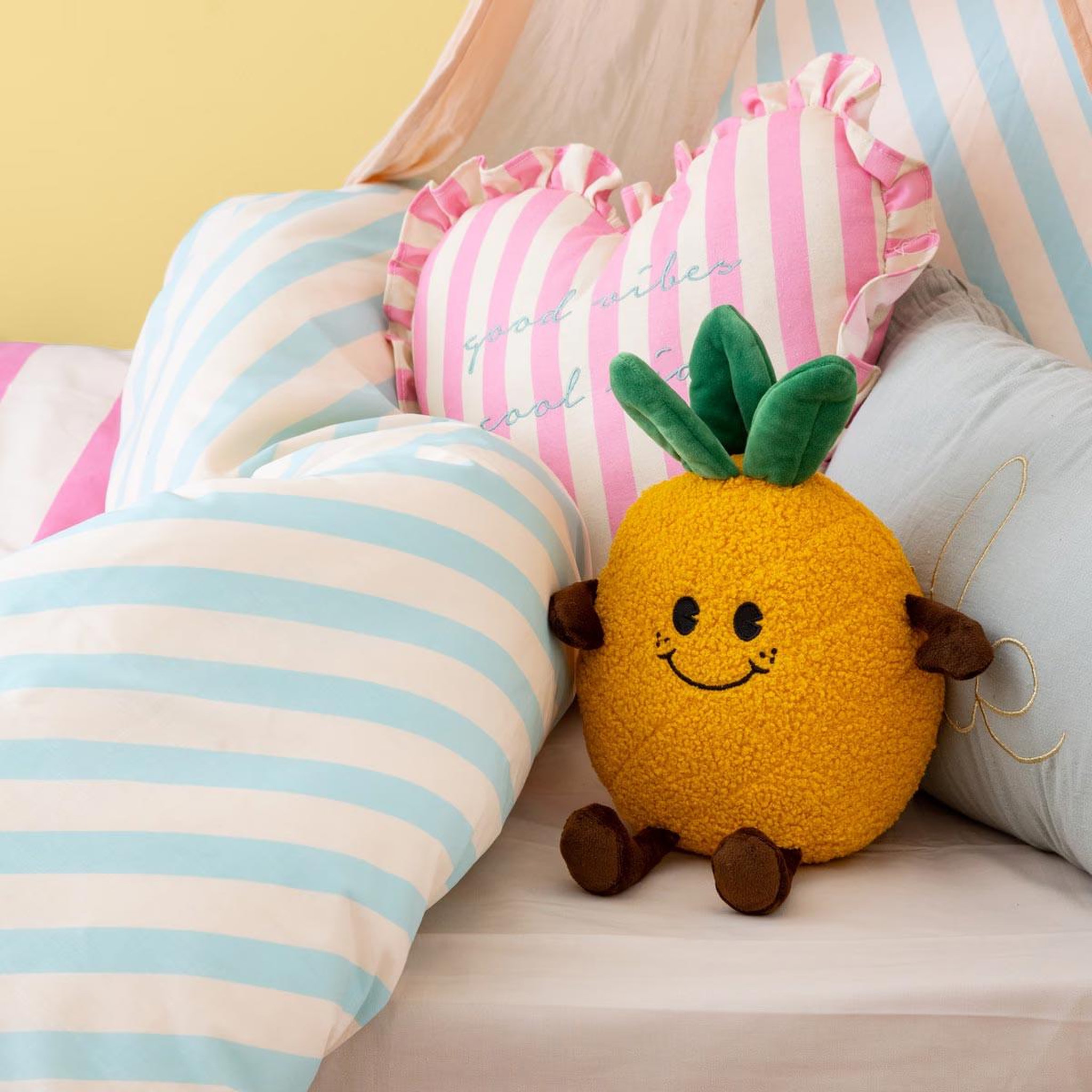 Voir la diapositive 3 : Atmosphera Kids Peluche enfant ananas  andrease  26cm jaune