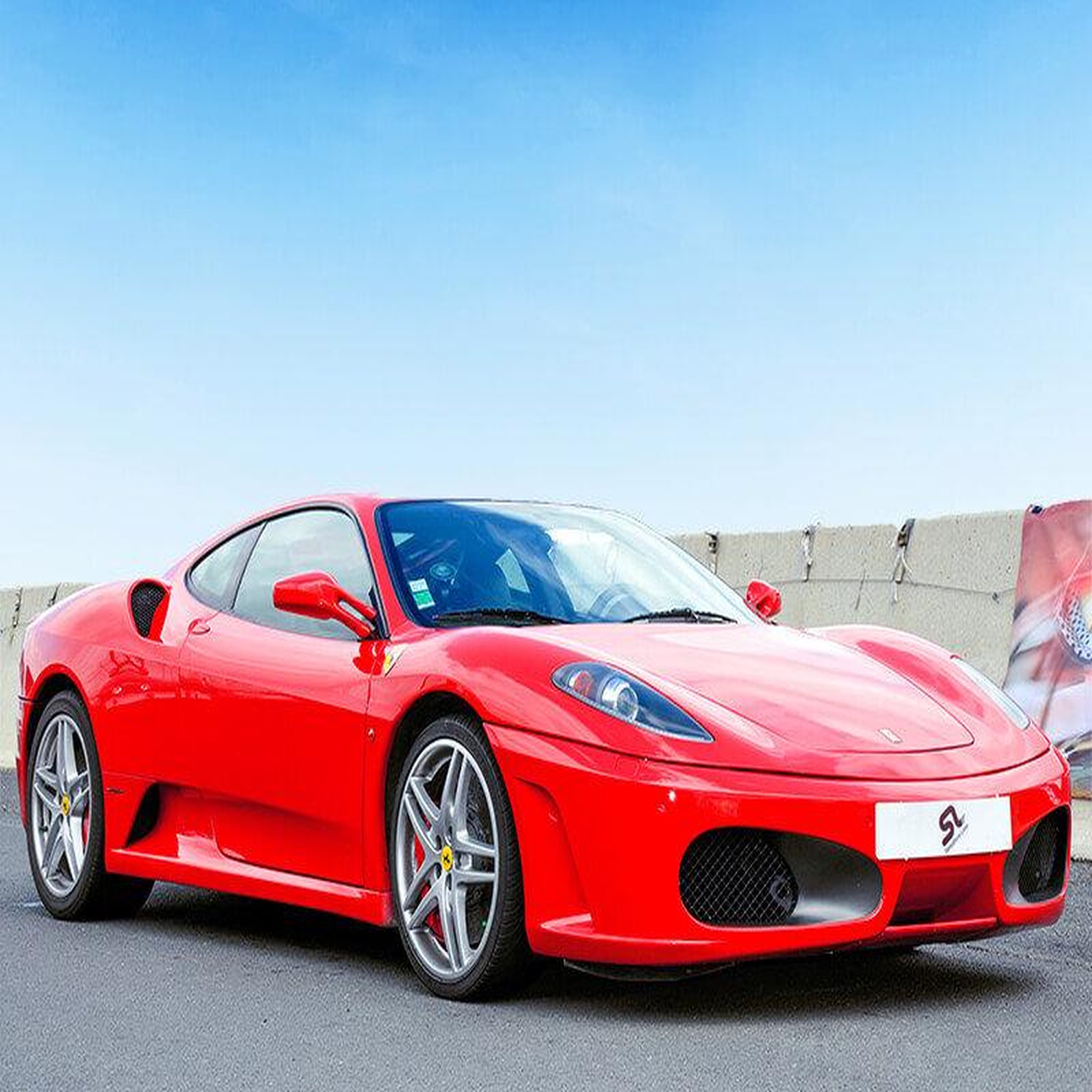Voir la diapositive 2 : Smartbox Jusqu'à 6 tours de pilotage au volant d'une Ferrari - Coffret Cadeau Sport & Aventure