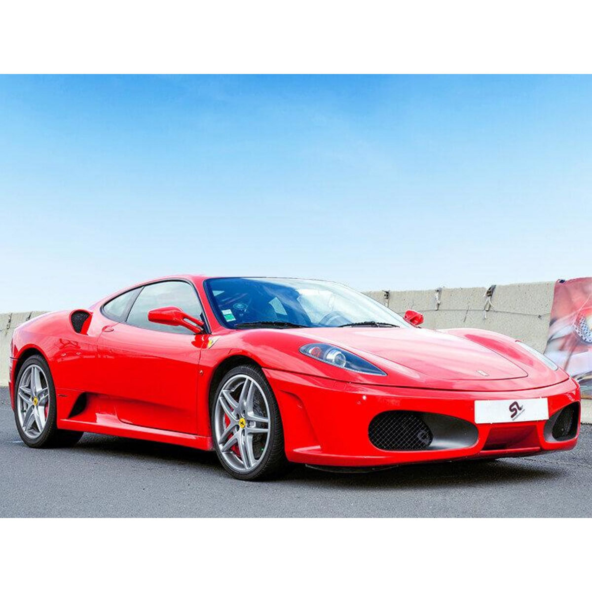 Smartbox Jusqu'à 6 tours de pilotage au volant d'une Ferrari - Coffret Cadeau Sport & Aventure