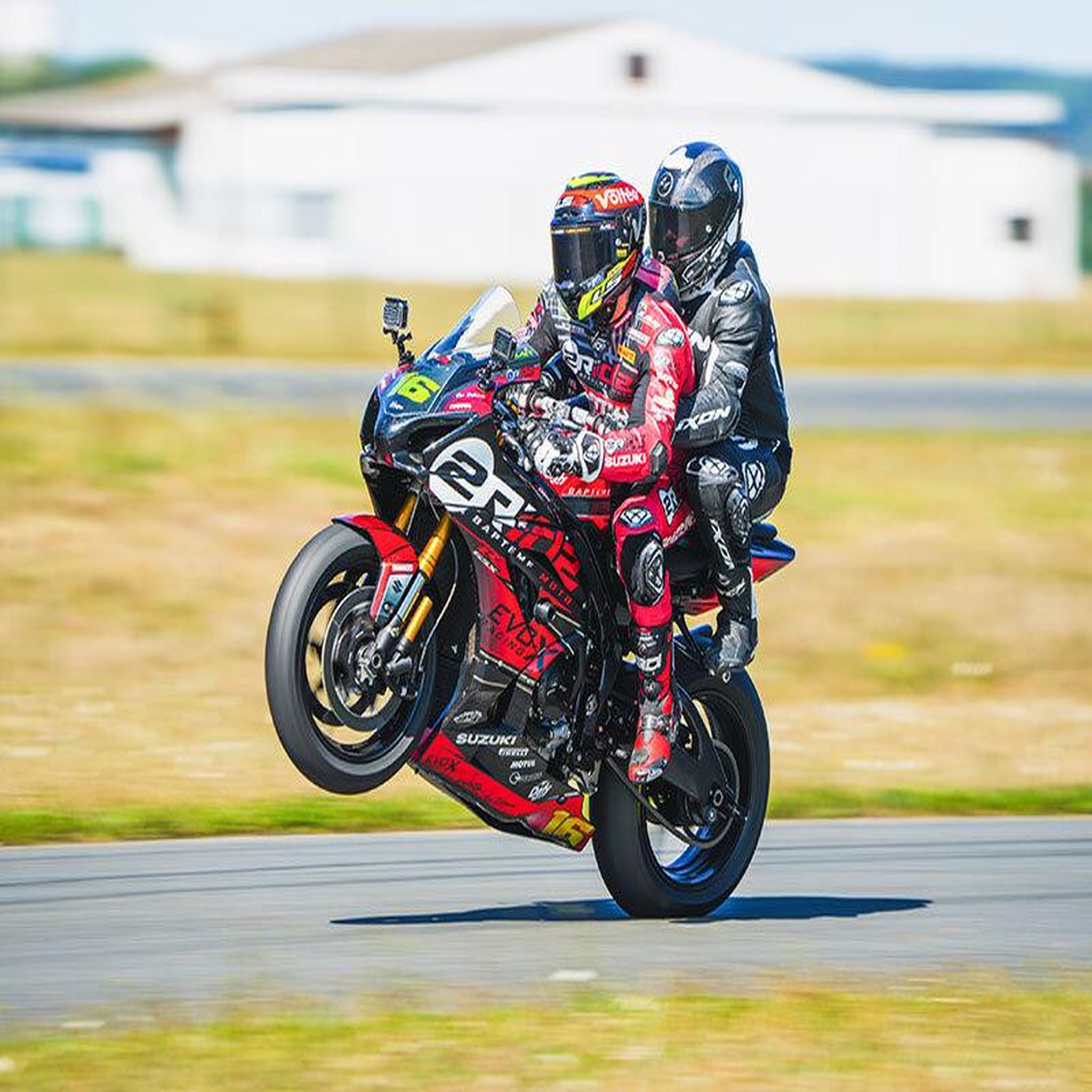 Voir la diapositive 4 : Smartbox Baptême passager en moto : 3 tours à l'arrière d'un pilote professionnel sur le circuit de pau-arnos - coffret cadeau sport & aventure