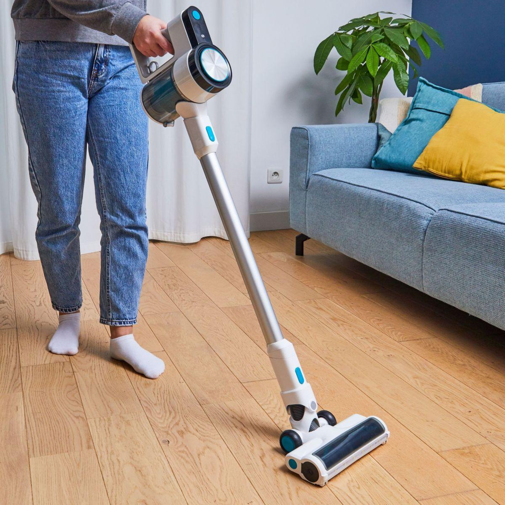 Voir la diapositive 2 : ESSENTIEL B Aspirateur balai eamu 216 easy 2