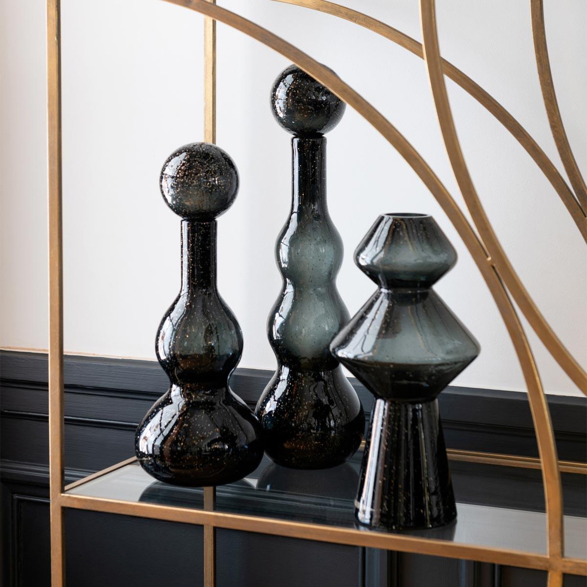 Voir la diapositive 4 : J-LINE Carafe design en verre  carol  42cm noir