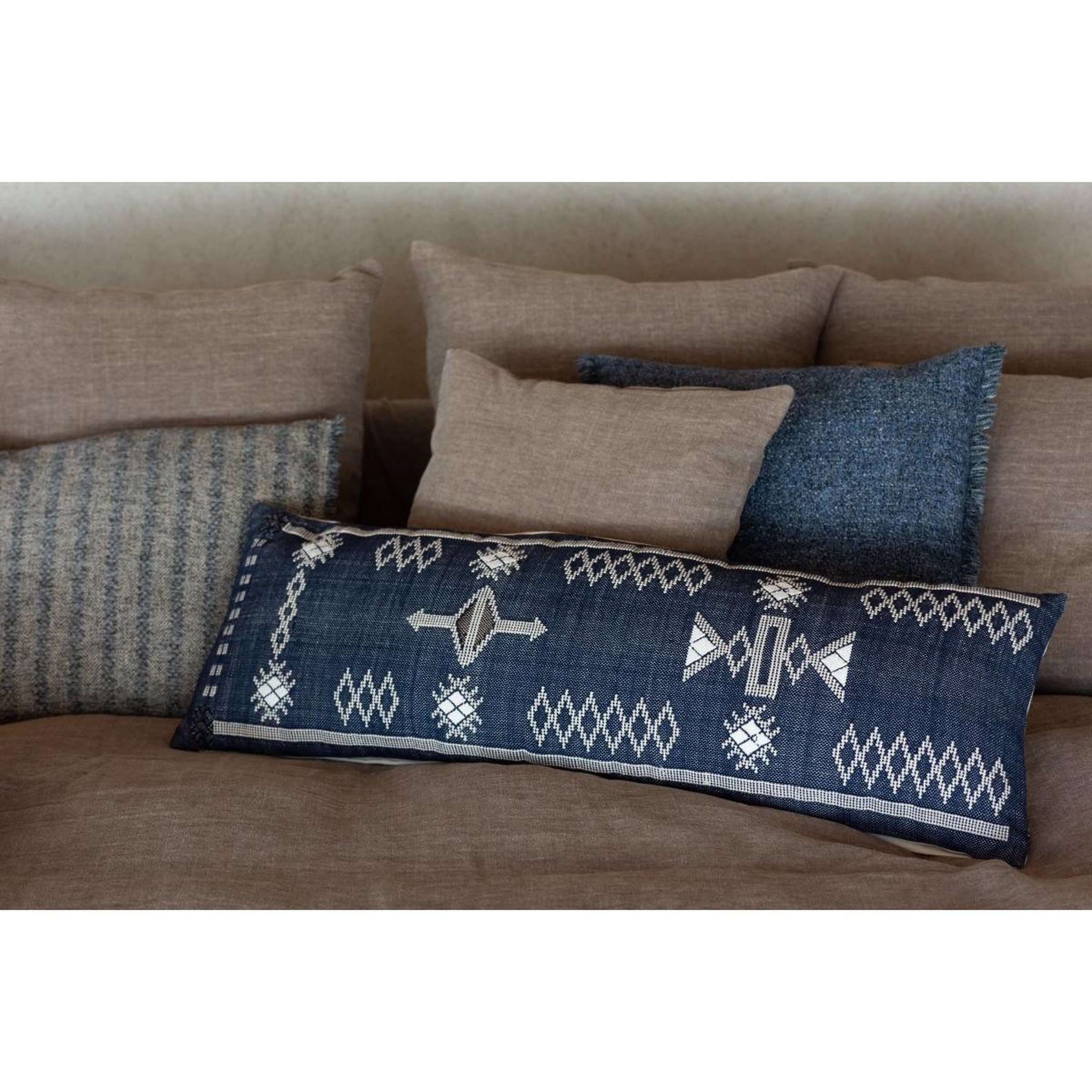 Voir la diapositive 4 : J-LINE Coussin déco en coton  ethique  35x100cm bleu foncé
