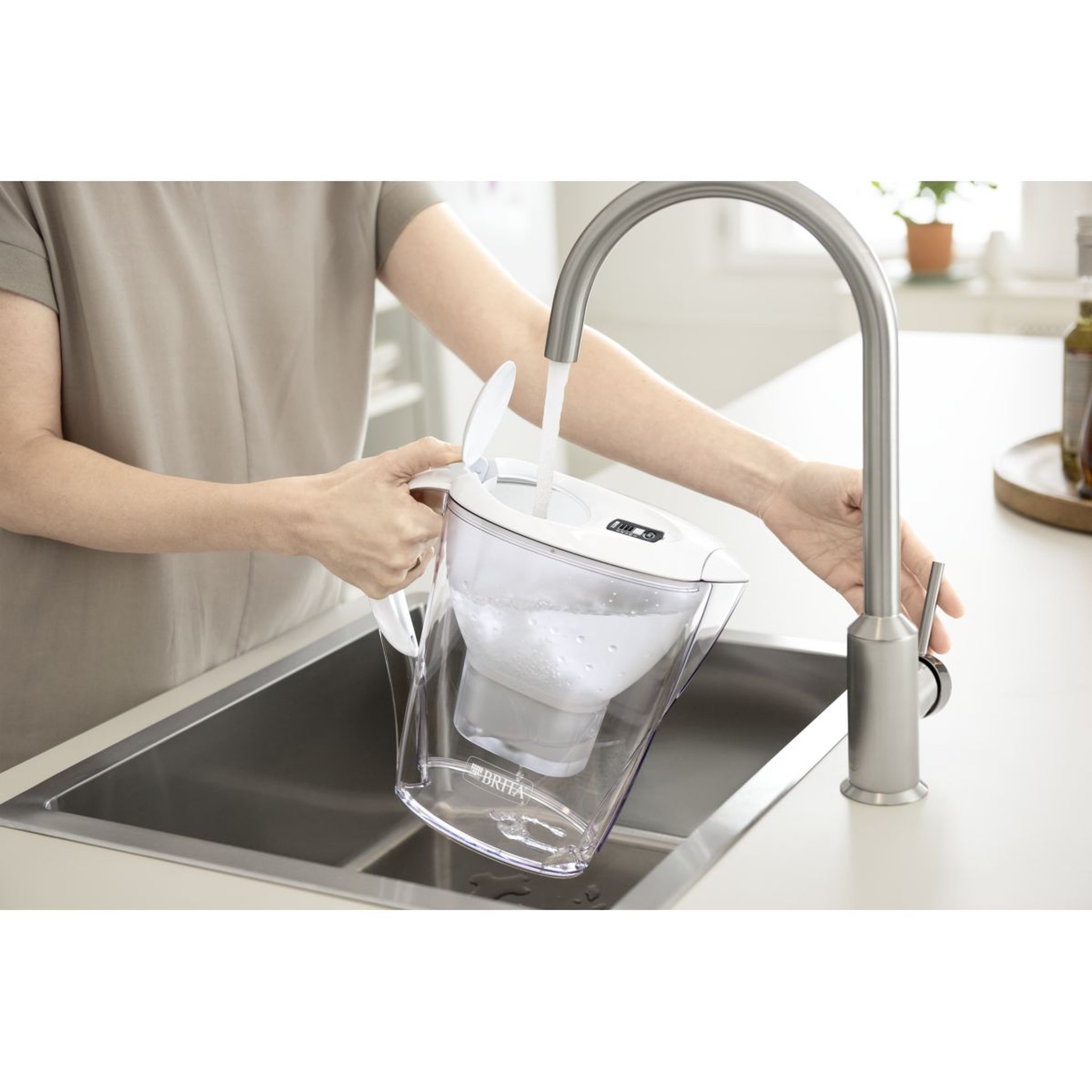 Voir la diapositive 4 : BRITA Carafe filtrante marella blanche + 1 bouteille isotherme bleu