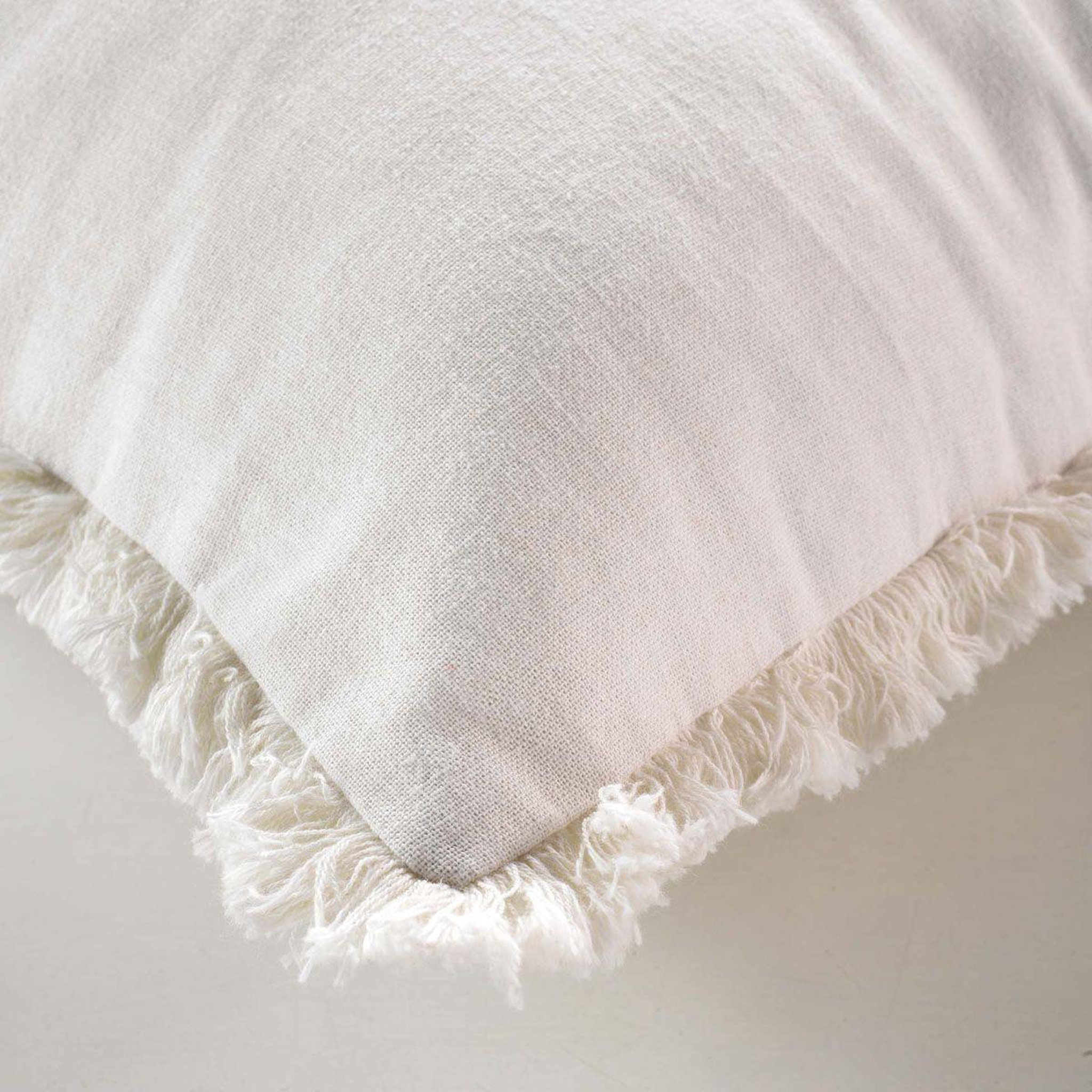 Voir la diapositive 2 : Douceur d'Intérieur Coussin déco à franges  eve  45x45cm blanc