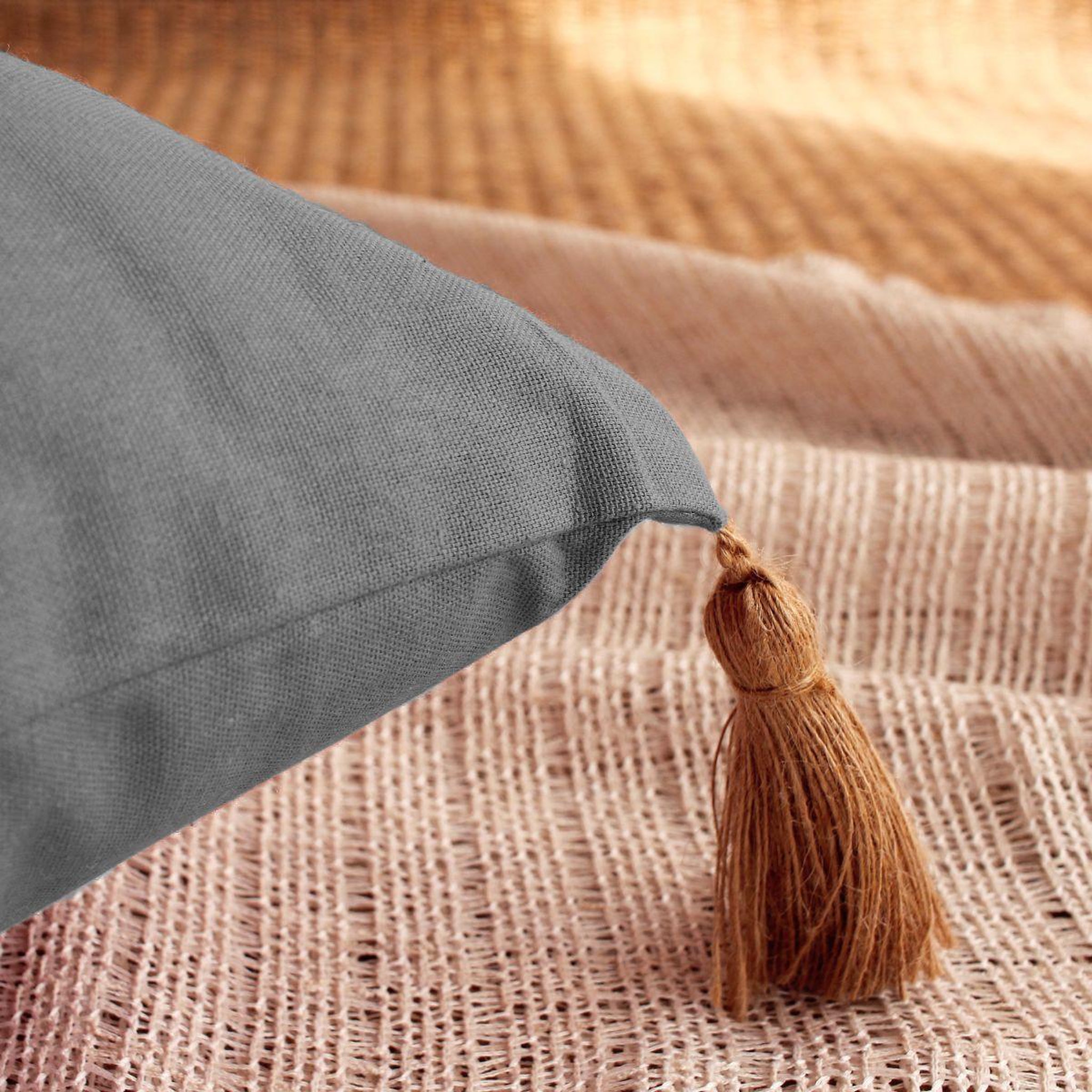 Voir la diapositive 2 : ENJOY HOME Coussin déco uni à pompons  panama  50x70cm gris clair