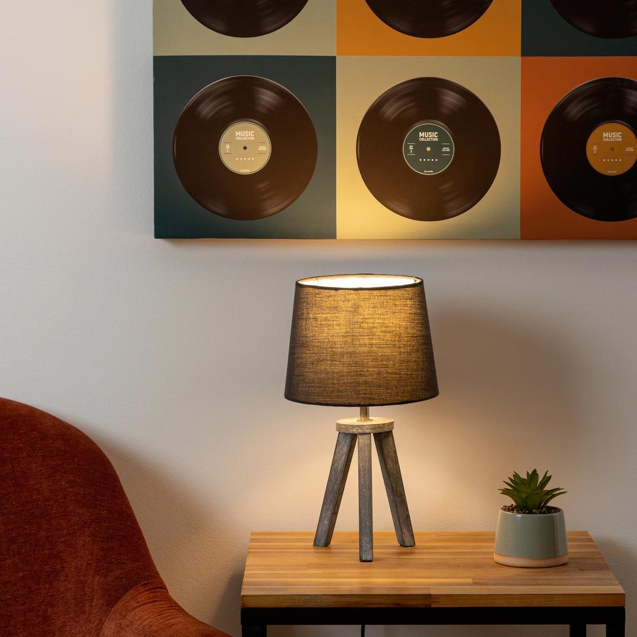 Voir la diapositive 3 : ATMOSPHERA Lampe à poser trépied en bois  alexis  31cm gris