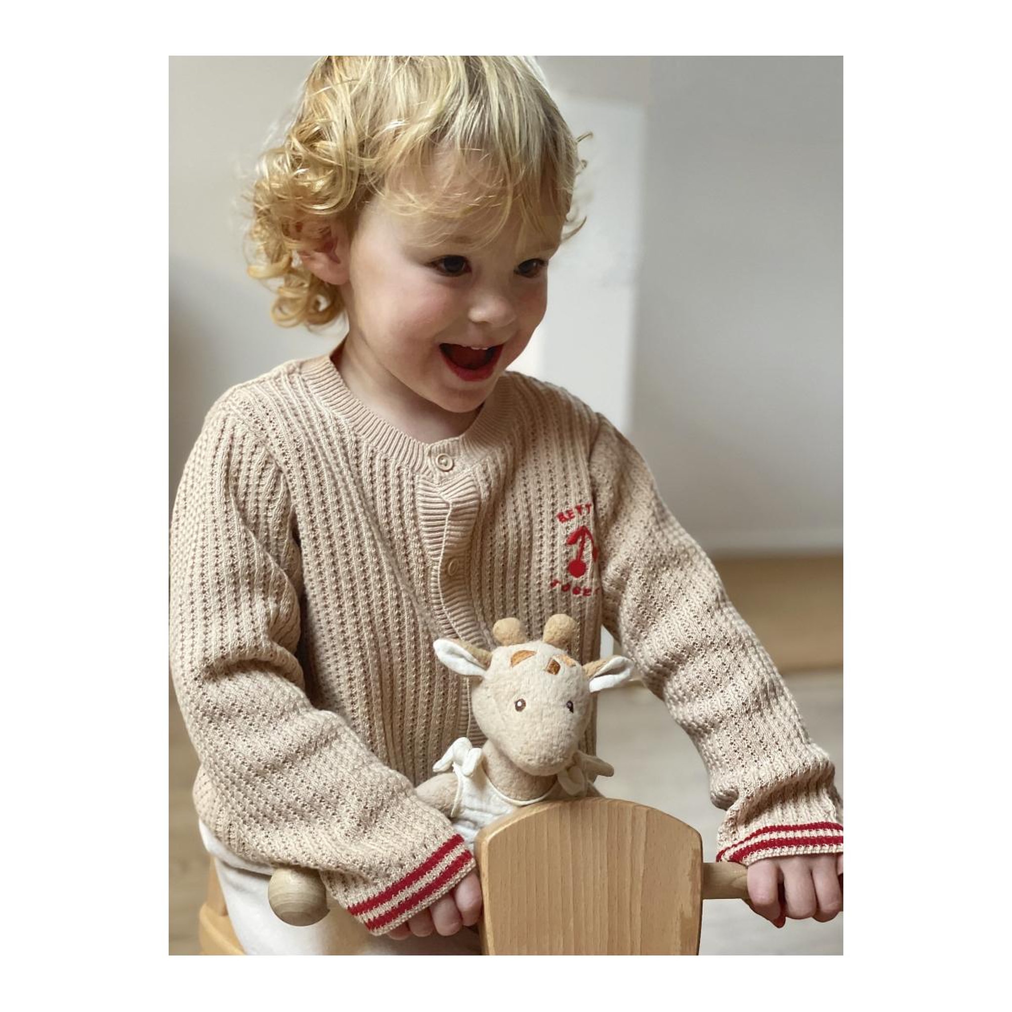 Voir la diapositive 2 : EGMONT TOYS Leonie girafe Doudou poche