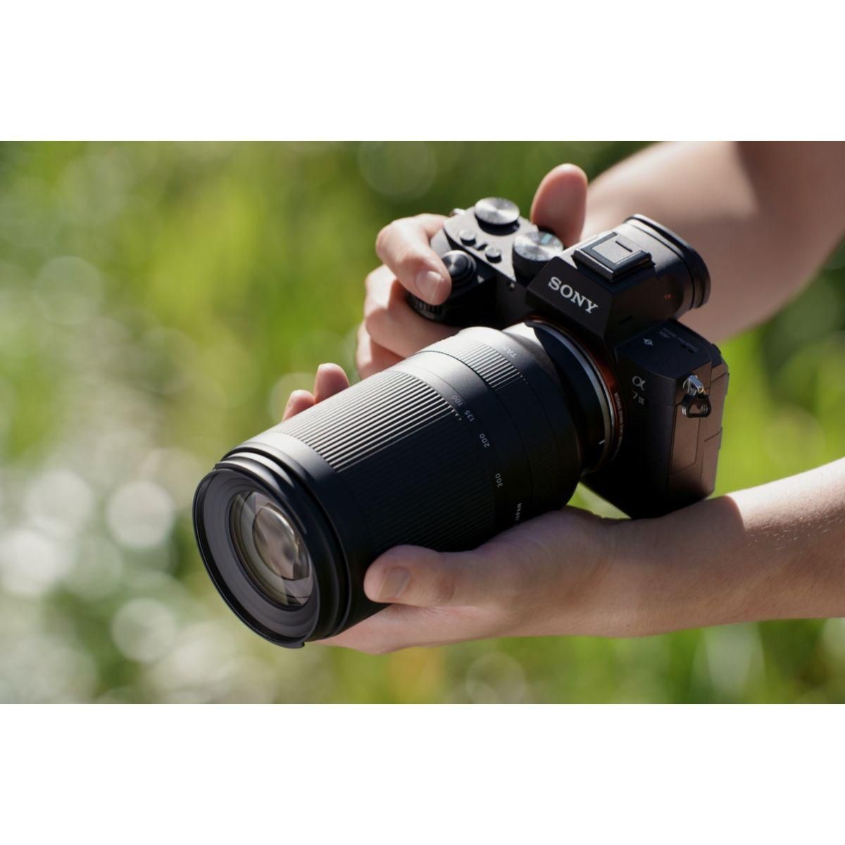 Tamron Objectif pour Hybride 70-300 mm F/4.5-6.3 Di III RXD Sony