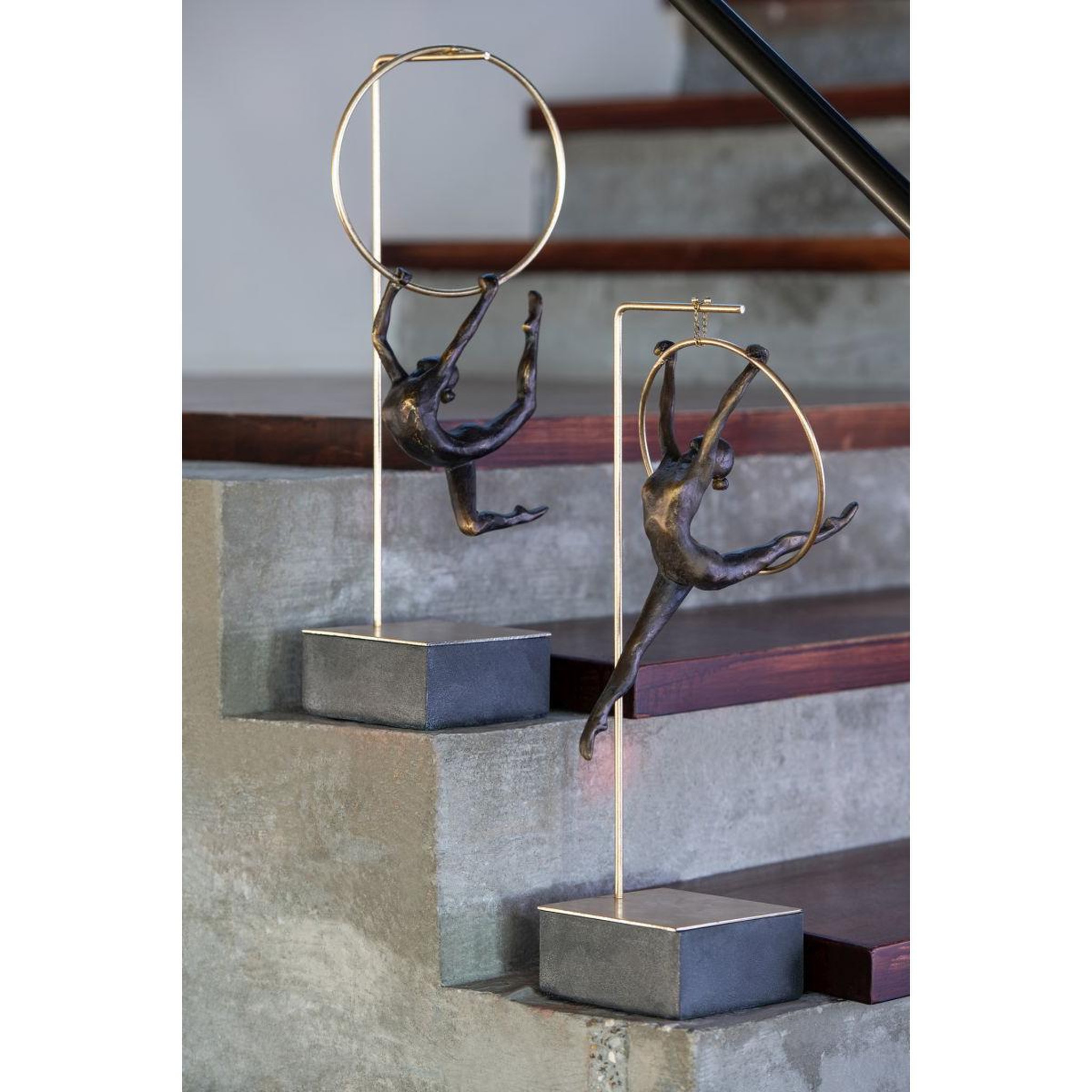 Voir la diapositive 3 : J-LINE Gymnaste cerceau sur socle  alpha  48cm doré & noir