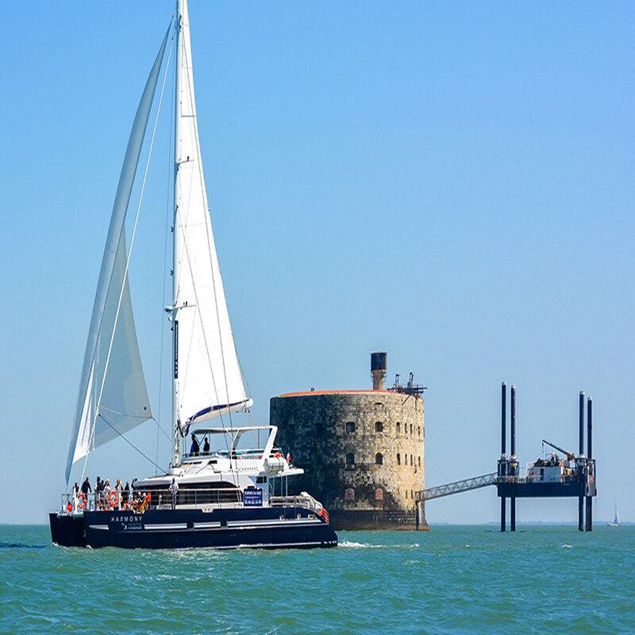 Voir la diapositive 4 : Smartbox Croisière romantique en catamaran au fort boyard avec champagne pour 2 - coffret cadeau sport & aventure