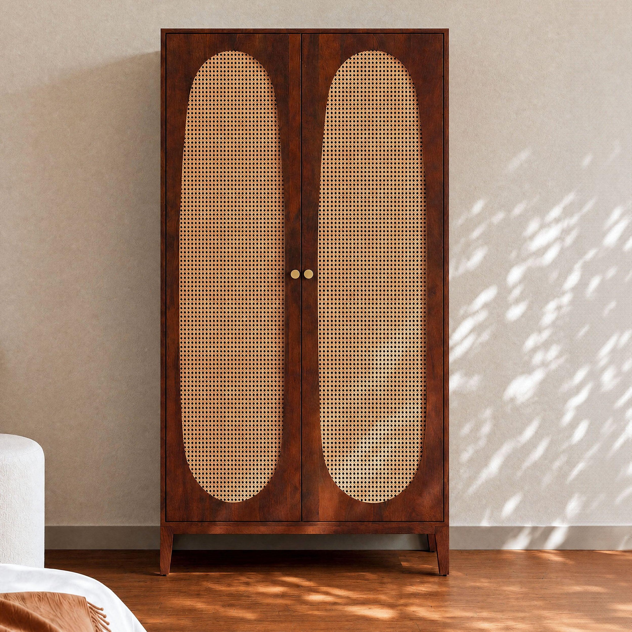Voir la diapositive 2 : MAISON PAVANE Amoire en bois de manguier et cannage-lanka