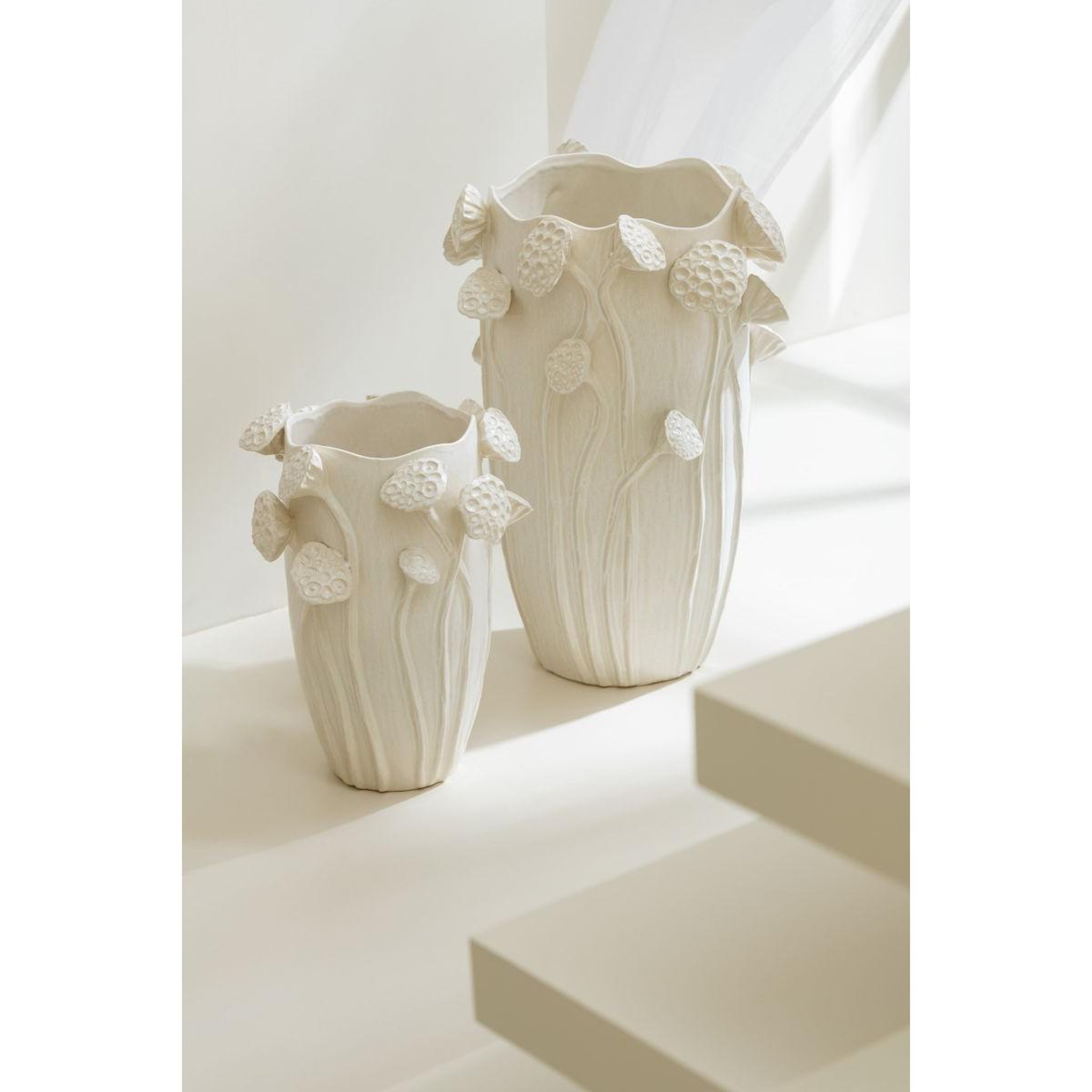 Voir la diapositive 4 : J-LINE Vase déco lotus en argile  botanica  35cm beige
