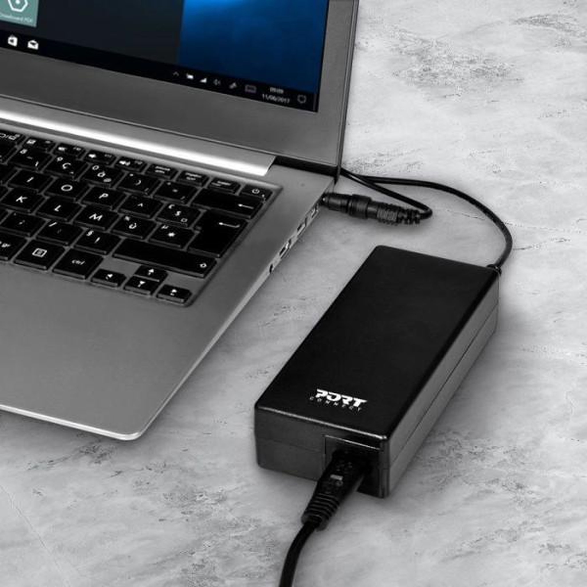 Voir la diapositive 3 : Port PORT Adaptateur secteur CA 100 240 V 65 Watt Europe