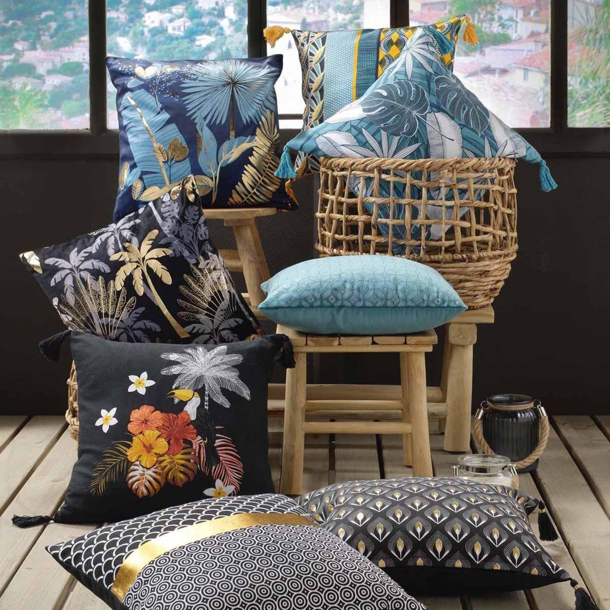 Voir la diapositive 4 : Douceur d'Intérieur Housse de coussin déco  noireor  40x40cm noir