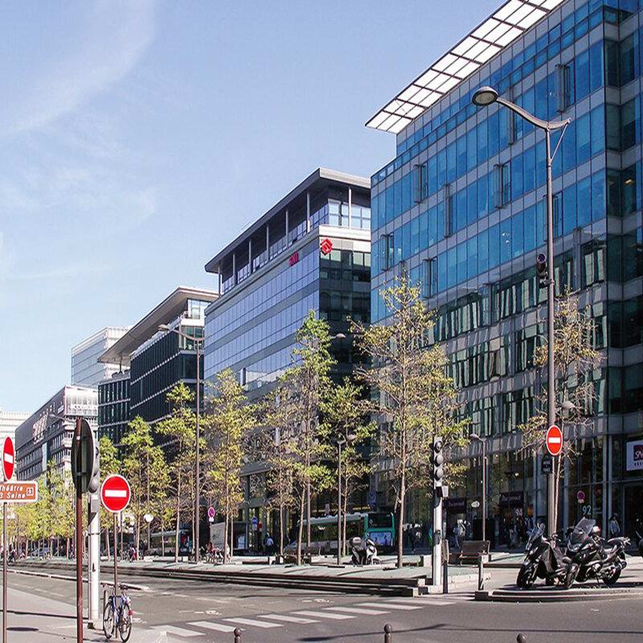 Voir la diapositive 3 : Smartbox Visite du quartier Très Grande Bibliothèque et du musée de l'Art Ludique pour 2 - Coffret Cadeau Sport & Aventure