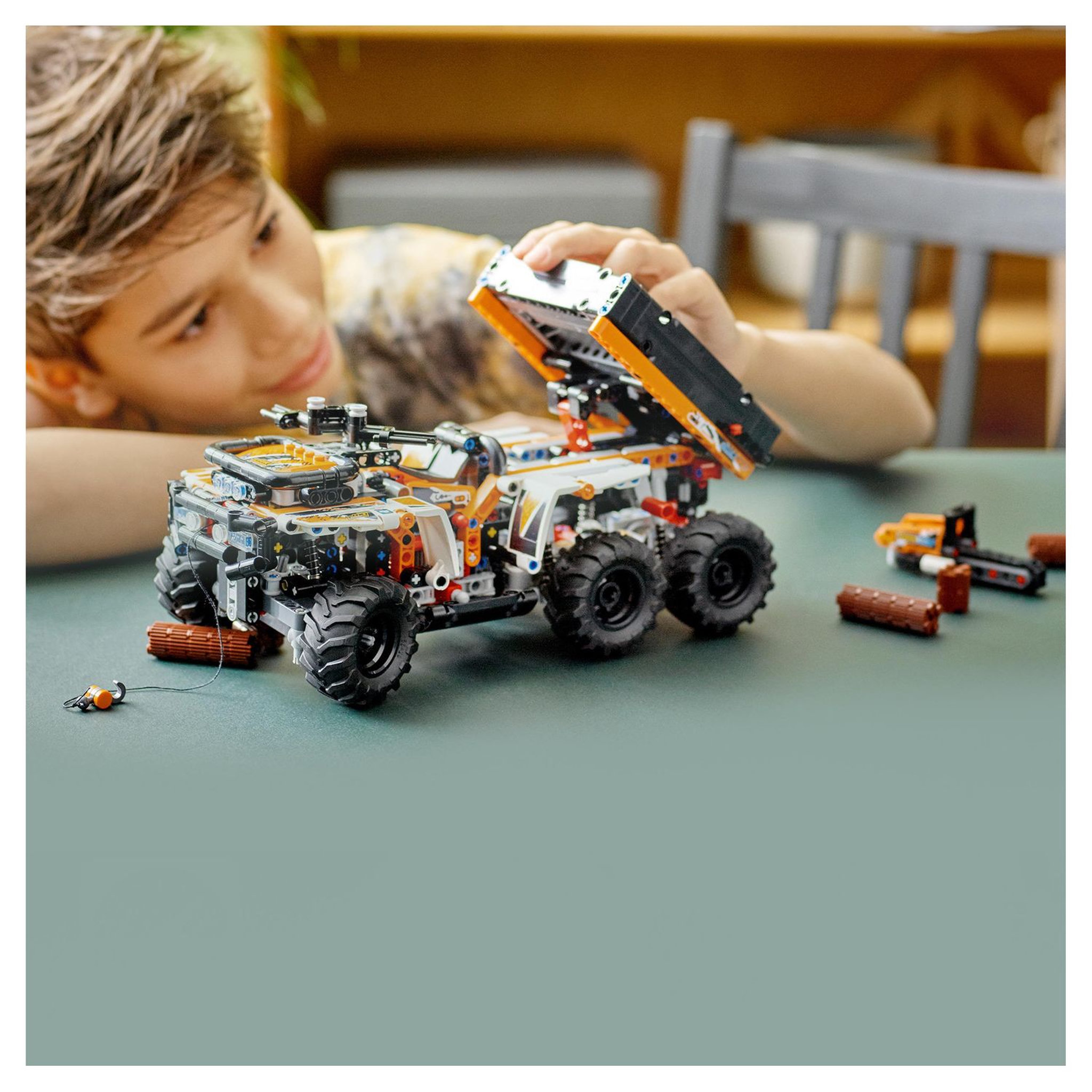 Voir la diapositive 8 : LEGO Technic 42139 Le Véhicule Tout-Terrain, Jouet Camion avec 6 Roues