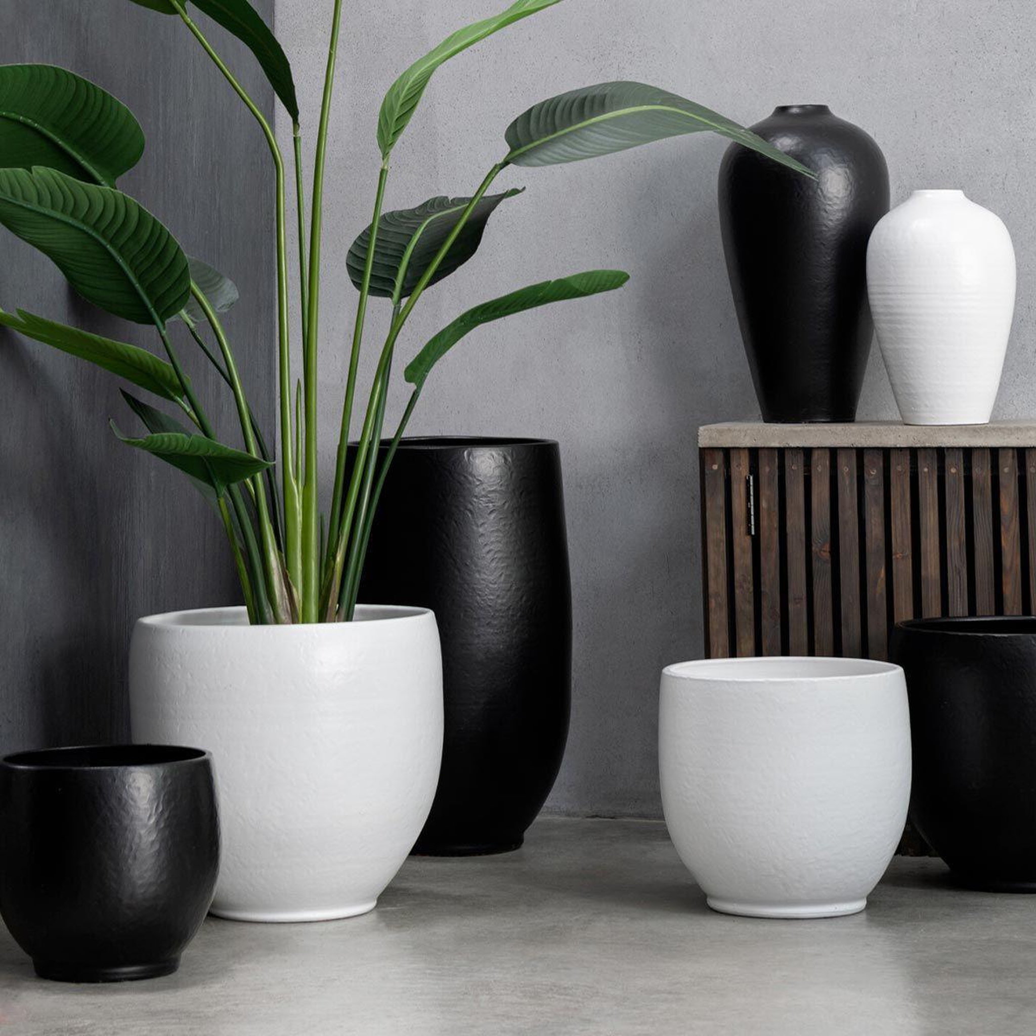 Voir la diapositive 2 : J-LINE Cache-Pot Poterie  Ying  90cm Noir