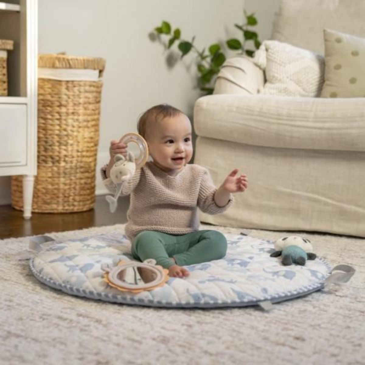 MARKET24 INGENUITY Tapis d'éveil bébé pliable Cosy Spot Elephant,coussin reversible, arche de jeux en bois, mirroir et jouets sensorie