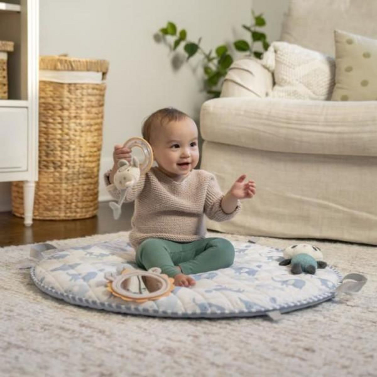 MARKET24 INGENUITY Tapis d'éveil bébé pliable Cosy Spot Elephant,coussin reversible, arche de jeux en bois, mirroir et jouets sensorie