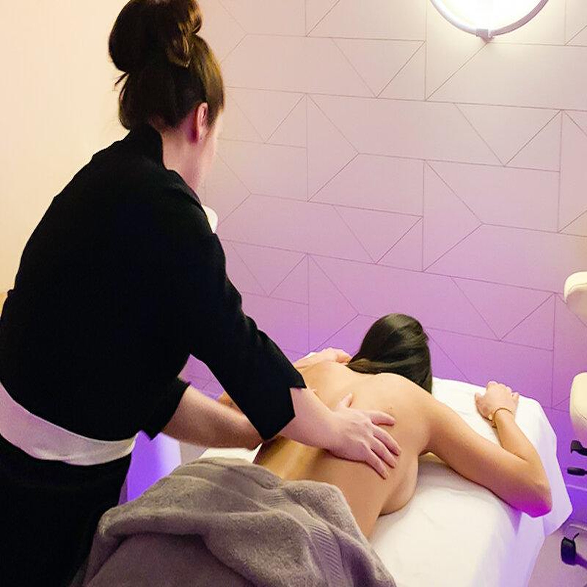 Voir la diapositive 2 : Smartbox 2h d'accès au spa du château et massage de 50 min près de lyon - coffret cadeau bien-être