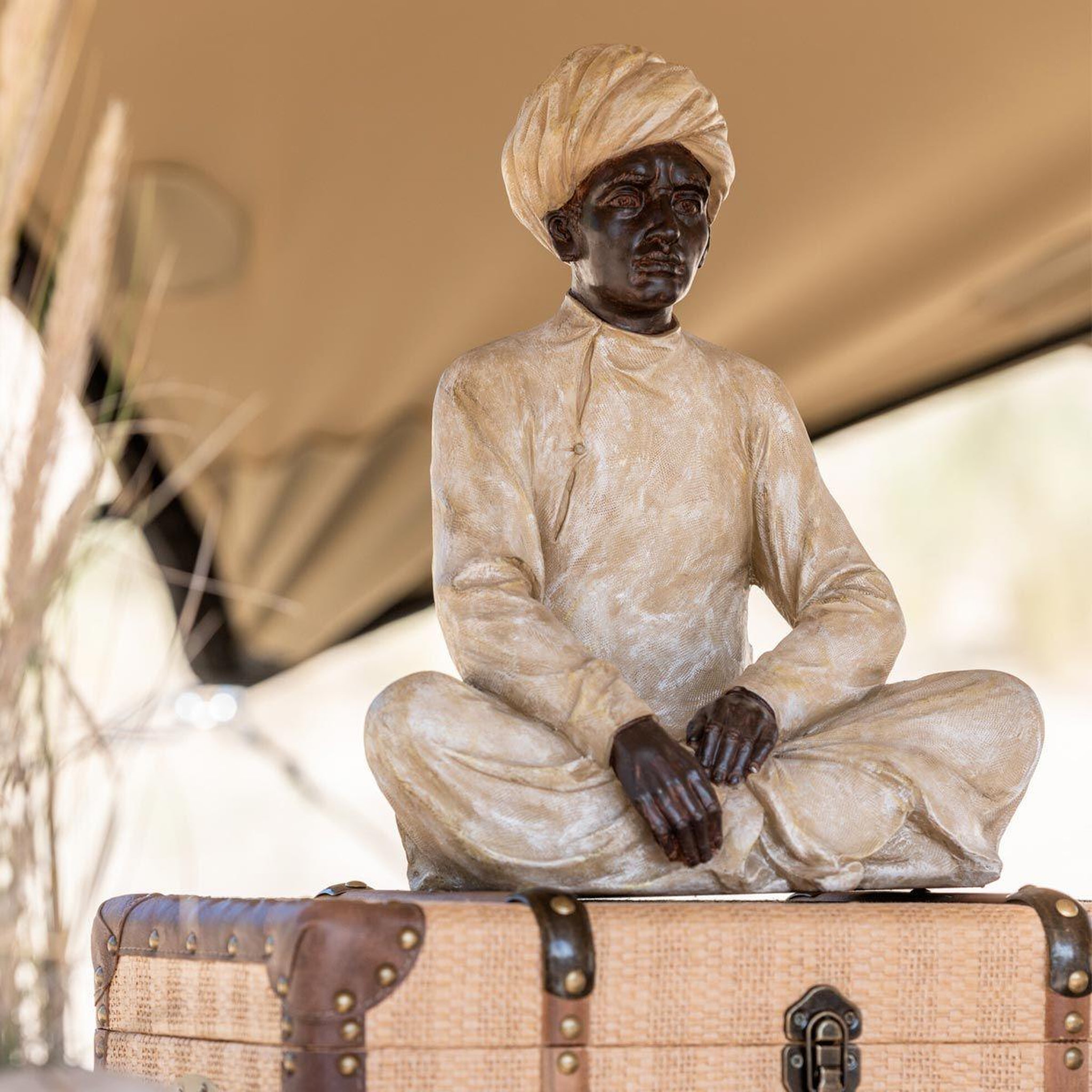 Voir la diapositive 2 : J-LINE Statue déco en résine  indien assis  33cm beige