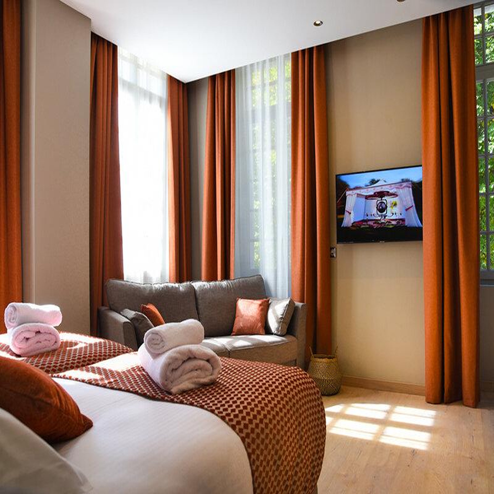 Voir la diapositive 2 : Smartbox Séjour de 3 jours à bagnères-de-luchon avec champagne en hôtel 4* - coffret cadeau séjour