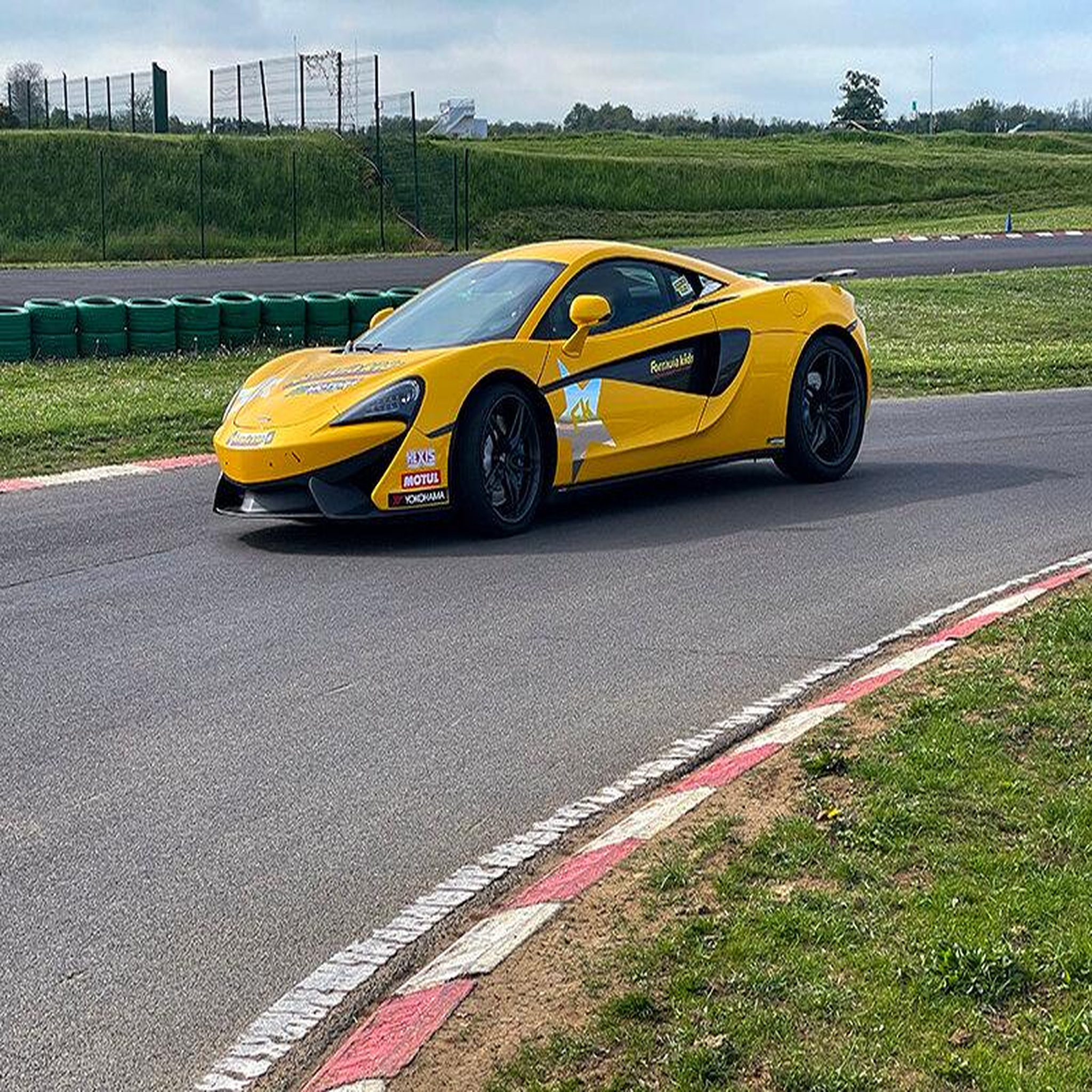 Voir la diapositive 3 : Smartbox Stage pilotage enfant : 6 tours de circuit au volant d'une McLaren 540C - Coffret Cadeau Sport & Aventure