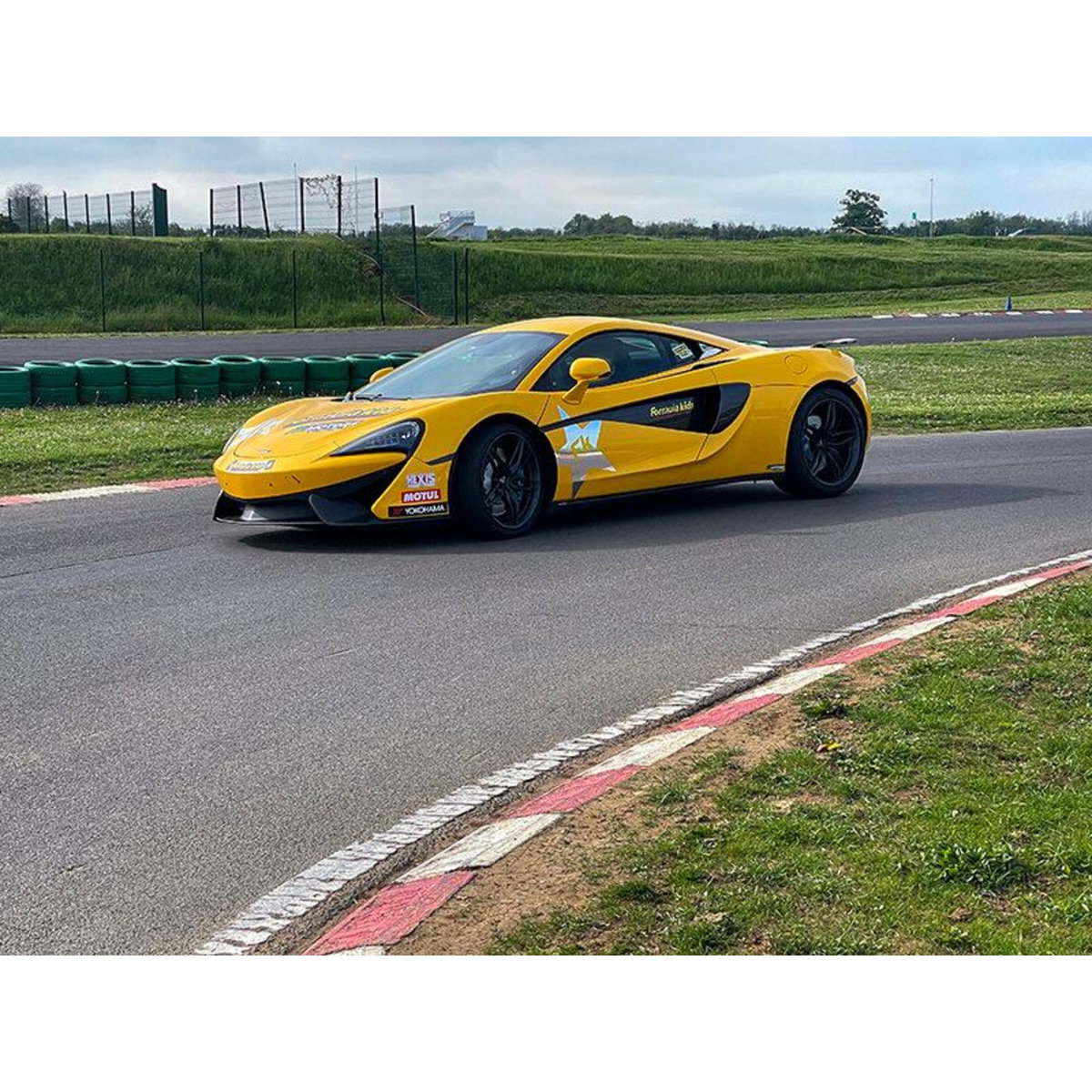 Smartbox Stage pilotage enfant : 6 tours de circuit au volant d'une McLaren 540C - Coffret Cadeau Sport & Aventure