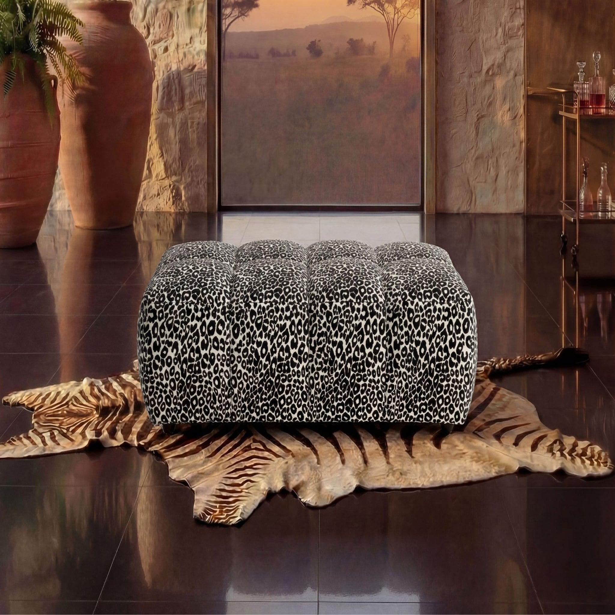 Voir la diapositive 3 : CASANOVA PARIS Alexia - pouf en tissu imprimé animalier 120x60x40